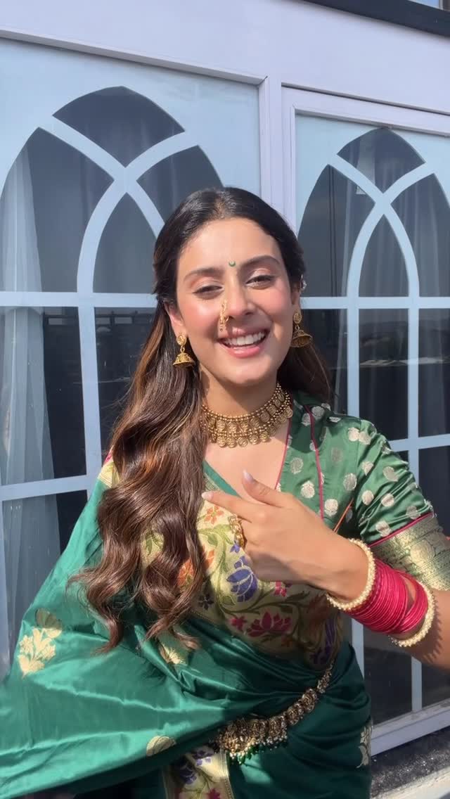vibe toh hai🥰
.
Saree: @warpnweftbysagrikarai
Jewellery: @binniswardrobe
Kamarbandh: @rubans.in
Styled by: @anshudixit__
Team @stylebyriyajain @styledbymegha
.
#trendingnow #foryoupage #ishamalviya #random #saree