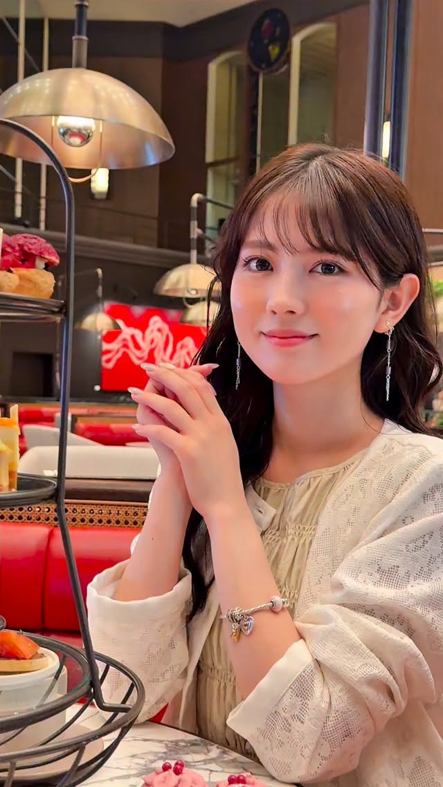 今日で22歳になりました😶🎂♡

母と誕生日のお祝いに @hyattregencytokyo さんのアフタヌーンティーへ🫖

「PIERRE HERMÉ PARIS」とのコラボで、Citrusをテーマにしたアフタヌーンティーでした🍋

マカロンはもちろん、中段のケーキも甘すぎず酸っぱすぎず絶妙なバランスで、最後まで美味しくいただけました🥹💛
私みたいに柑橘系が大好きな方には本当におすすめです🌟

内装もとても豪華で、大きなシャンデリアの下でいただくアフタヌーンティーはとっても贅沢な時間でした🥹🪄
⁡
📍ハイアット リージェンシー東京
Nineteen Eighty Lounge & Bar

 #PR  #アフタヌーンティー #afternoontea