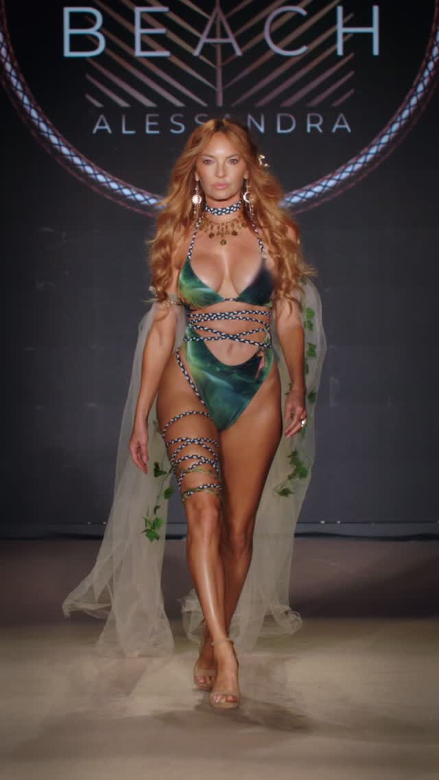 Walking for @voguelatam  at @paraisomiamibeach @bikinibeachworld @voguerunway @crystalskn @deannamachi @estebangvillanueva @kevin.murphy @bronzedaffair.fl