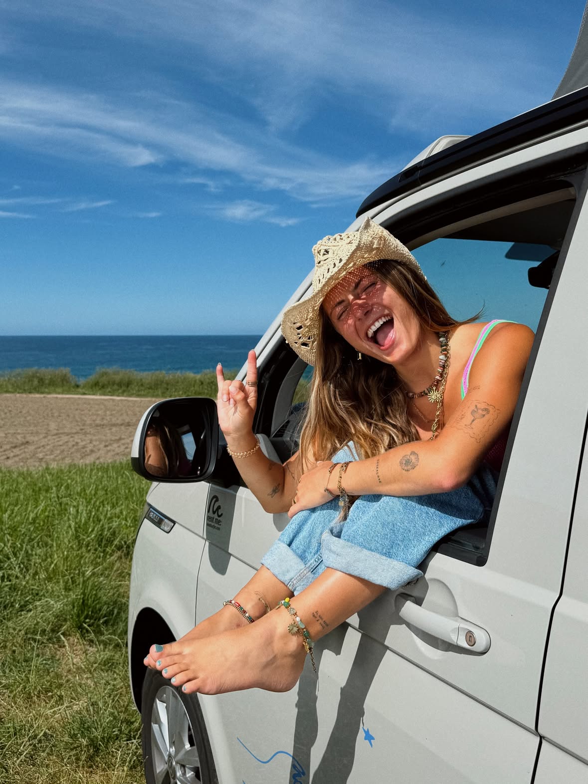 Et si le prochain van trip, c’était le TIEN ? 🚐🌞🏄🏽‍♀️🤠

Partir en van avec ses potes, c’est quand même un sacré pari...Soit ça renforce l’amitié, soit au bout de 24h quelqu’un finit abandonné sur une aire d’autoroute 😂

Bonne nouvelle : on est revenus tous les 3 ! 🤪🤞🏽

Et honnêtement ?
Si le luxe, c’est de se réveiller avec vue sur l’océan, passer sa journée dehors, rire avec ses copains et finir la soirée sous les étoiles…

Alors je crois qu’on vient de passer un week-end 5 étoiles. ⭐️

ET comme on est ULTRAAAA SYMPASSS mais surtout parce qu’on aime partager les bonnes choses…avec @roadsurfer & @lovea_officiel on a décidé de te faire GAGNER de quoi vivre ta propre aventUUUREEEEE ! 😉

Roulement de tambour…🥁 
🚐 600€ de bon cadeau chez @roadsurfer 
🌞Un kit de produits @lovea_officiel 
🧴Une petite trousse préparé avec amour 

Pour participer :
✨ Suivre @roadsurfer et @lovea_officiel ( of course ) 
✨ Identifier la/les personne(s) avec qui tu partirais à l’aventure

Ton amoureux/se, ton/ta bff, ta sœur, ton cousin ou même toute ta bande de potes…faudra juste vous serrer un peu et être très organisés mais promis, c’est plus spacieux que certains appartements parisiens ! 🫣🥖🇫🇷

PS : si tu pars sans m’envoyer une photo du van garé face à l’océan, je le prendrai personnellement ! 😏

⚠️CONCOURS DU 3/06 au 10/06 ⚠️