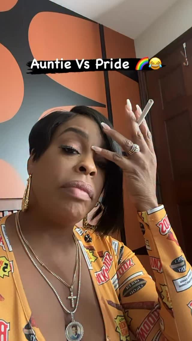 Whose auntie is this!? 😂
#happypridemonth🌈❤️💛💚💙💜🏳️‍🌈
#tbt