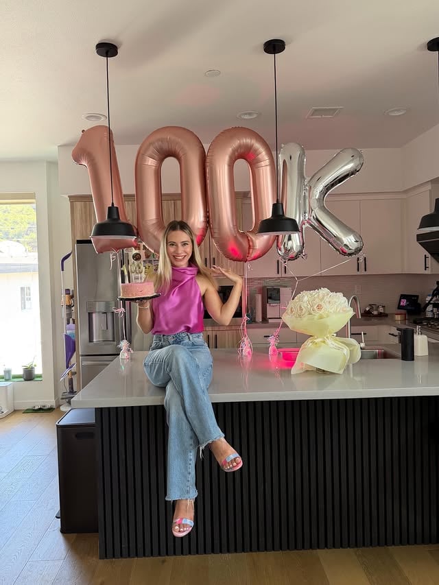 Єєєєє! 100 000 НА YOUTUBE ✨😅.
Друзі, дякую кожному з ВАС!!! 🫂

Є популярна фраза: «Роби те, що любиш, і тобі не доведеться працювати жодного дня». Саме так у мене склалося з журналістикою.

І в 2019 році в Каліфорнію я їхала з Харкова зі сльозами 😂. Ридала капець, бо розуміла, що на моїй карʼєрі телеведучої поставлений жирний- жирний хрест 😅. Тоді я й гадки не мала, що одного дня у мене буде один з найпопулярніших українських YouTube каналів про Америку 🇺🇸. 

Перш за все дякую чоловіку за підтримку всі ці роки, коли я сама в себе не вірила 🙈. Дякую підписникам і рекламодавцям! І навіть дякую хейтерам, які давали зрозуміти, що я на вірному шляху 😆🫶🏻.

Без вас всіх це було б неможливо 🥰. Тому ще раз ДЯКУЮ! Далі буде! 😉
Ваша УКРАЇНКА В США! 🇺🇦

P.S. Чекаю на срібну кнопку від YouTube 🙈.