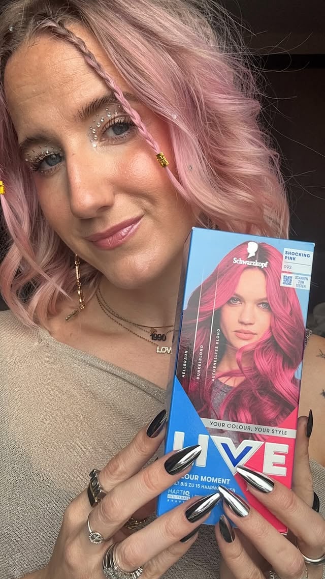 I did it ✨ Und das ist das Ergebnis – genau so, wie ich es wollte! 🩷

Ganz ehrlich: Die LIVE Shocking Pink von @schwarzkopf hätte ich mir wahrscheinlich nie gekauft, weil ich dachte, das Ergebnis wird viel zu Pink. Aber dank des Tipps, die Farbe mit reichlich Conditioner zu mischen, habe ich mich getraut – und ich bin so happy mit dem Ergebnis! 

Für mich ist daraus dieses wunderschöne Pastellrosa geworden. 💕 Das Tolle: Ihr könnt die Farbe sowohl für ein intensives Pink als auch – wie ich – für ein pastelliges Ergebnis verwenden, je nachdem wie stark Ihr sie verdünnt. Außerdem hält sie bis zu 15 Haarwäschen, perfekt also, wenn man Lust auf eine Veränderung auf Zeit hat✨

Natürlich fällt das Ergebnis je nach Ausgangsfarbe immer individuell aus. Jetzt bin ich sowas von Festival Ready🎡✨

Wie gefällt Euch das Ergebnis? 🩷👇

#schwarzkopfLIVE #foreveryyou #schwarzkopf