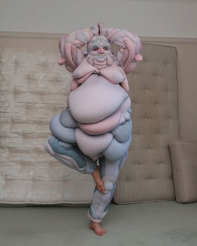 INSIDE ISSUE 53 // "Every layer of fabric tells incredible stories as her work dances between the boundaries of the beautiful, the grotesque, and what it means to be alive. Her sculptures demand acknowledgement. Plump, pink tummies offer comforting homes for vital organs. Drooping breasts tell stories of motherly love and fleeting youth. Thick thighs bend and wobble in joyful dance. Layers of muscle fold together like an ornate origami sculpture. Here, beauty is perfectly imperfect and reminds us of how we should treasure our flesh and be thankful for our humanity."Read about @daisy_collingridge and her work in the June issue of Beautiful Bizarre art magazine, in an interview by @anerdyperspective The print magazine has sold out on our website, but you can download the digital magazine here https://store.beautifulbizarre.net/product/issue-53-digital/ [link in bio], or get a print copy from one of our Stockists worldwide. by @beautifulbizarremagazine