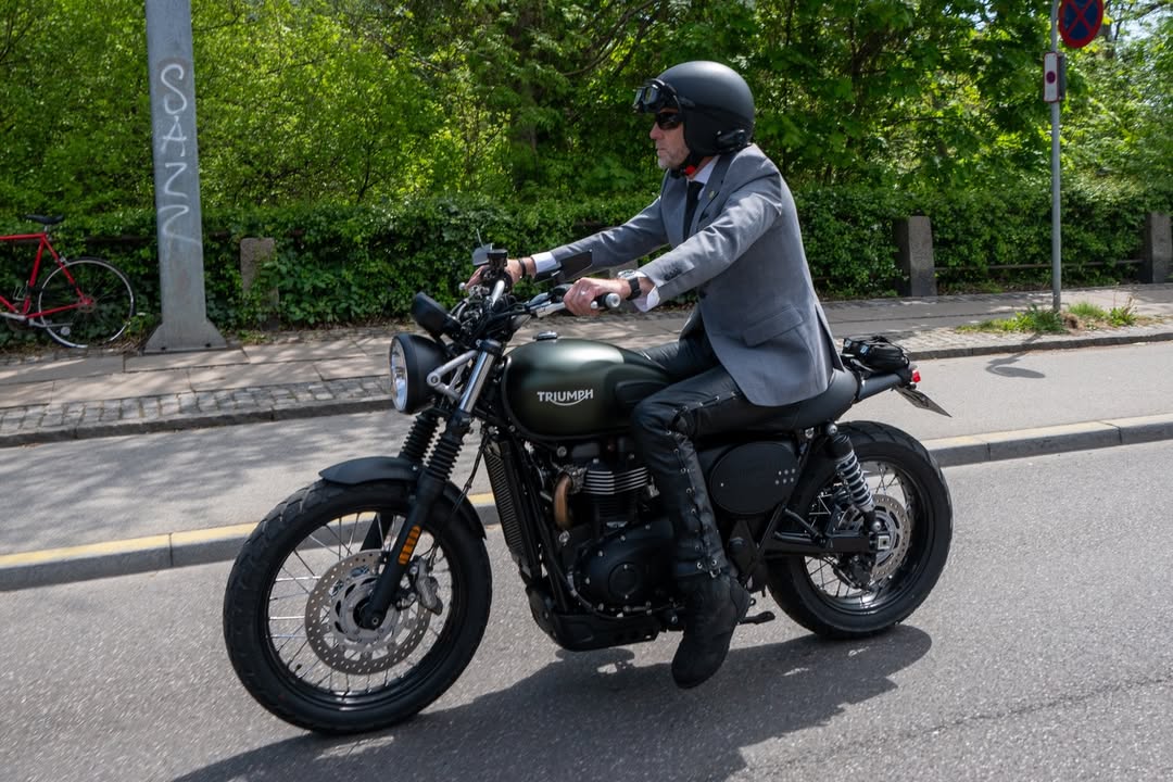 Cruising through Copenhagen for a great cause. This stylish gentleman did his part for men's health during this year's DGR🌎 Copenhagen, Denmark 📸 Mark Petersen @TheMarkFromDenmark#gentlemansride #dgr2026 #ridedapper #menshealth by @gentlemansride