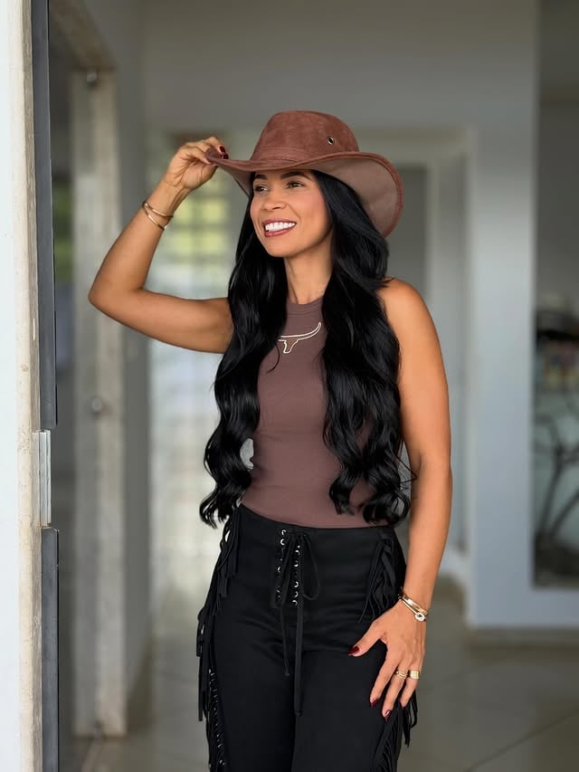 A combinação perfeita entre conforto e estilo!Nossa camiseta foi feita para quem gosta de se vestir bem em qualquer ocasião, especialmente na vaquejada.✨ Linda, versátil e confortável.💰 Apenas R$ 59,90. by @vanessa_raqueloficiall