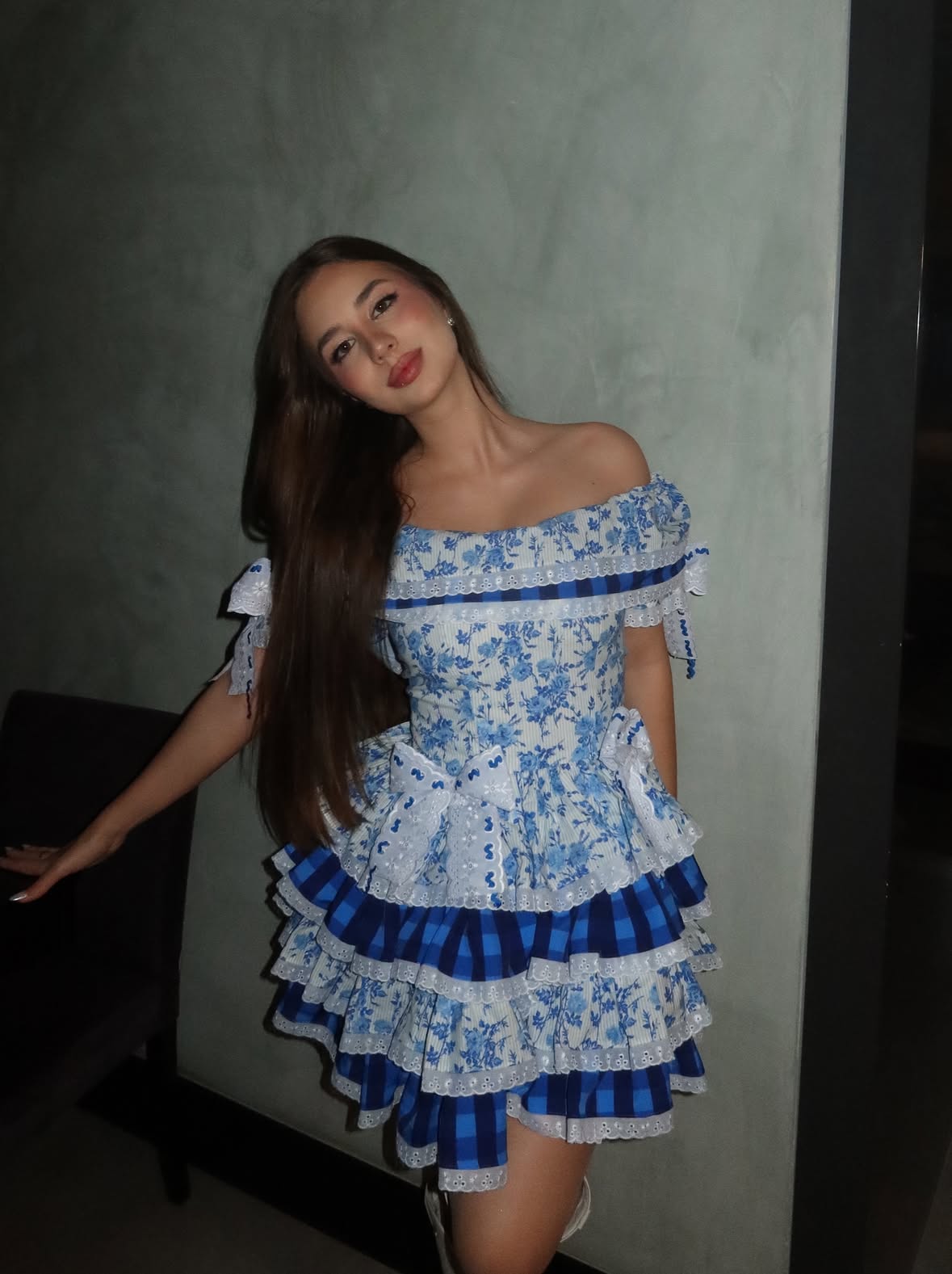 que comece junho 💙

ps: o dia que eu fui pra uma festa junina que só eu e mais 2 pessoas estávamos de vestido junino hahahah jon vc me paga