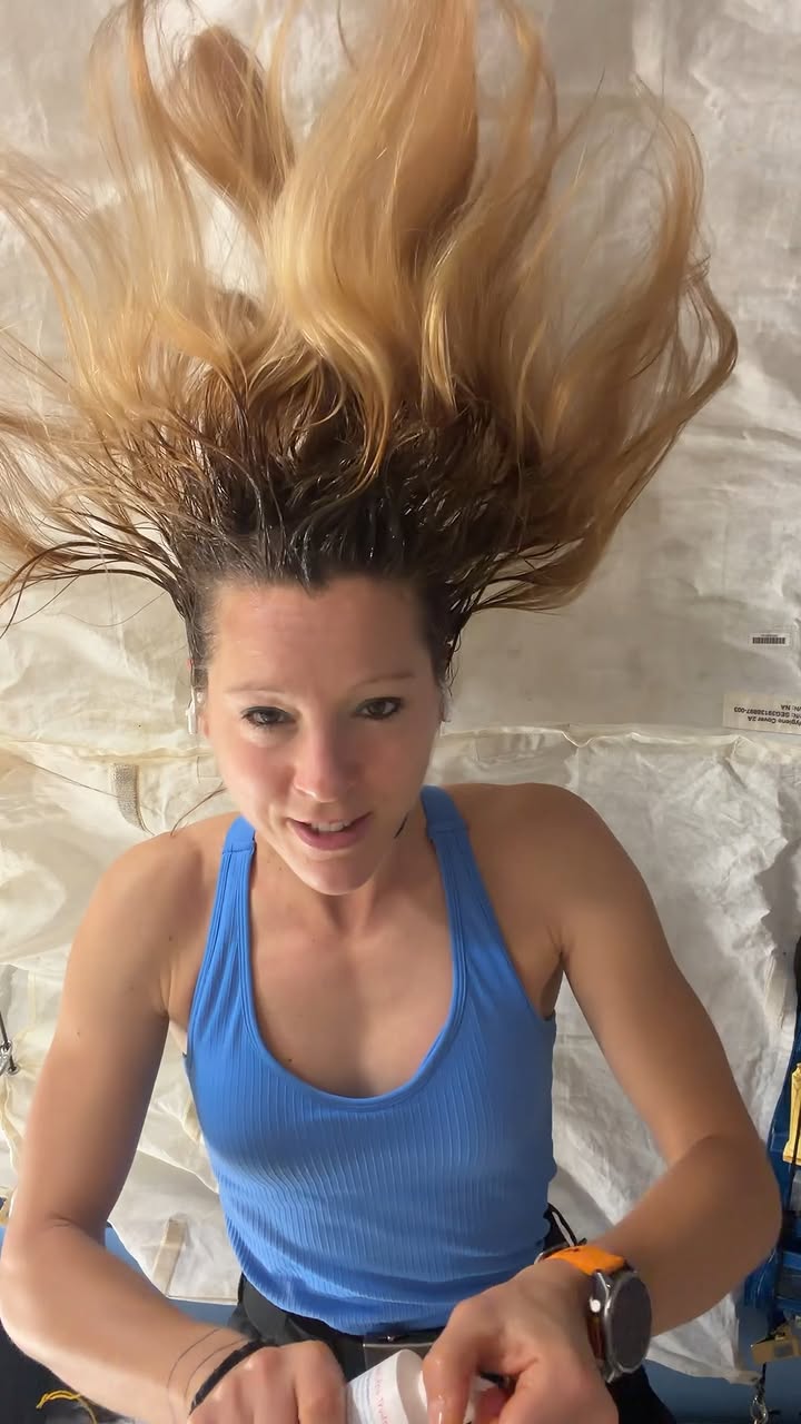 [🇫🇷 version FR 👇] Day 110, orbit 1705 — We put water, we shampoo, we rinse, then we let it air dry… On paper, there isn’t much difference between washing your hair in space or on Earth! In reality…

🎥 @europeanspaceagency / @nasa 

Jour 110, orbite 1705 – On mouille, on shampouine, on rinçe, puis on laisse sécher à l’air libre… Sur le papier, pas de grande différence entre se laver les cheveux dans l’espace ou sur Terre ! Dans les faits…

#εpsilon • @iss • @nasajohnson • @cnes_france •