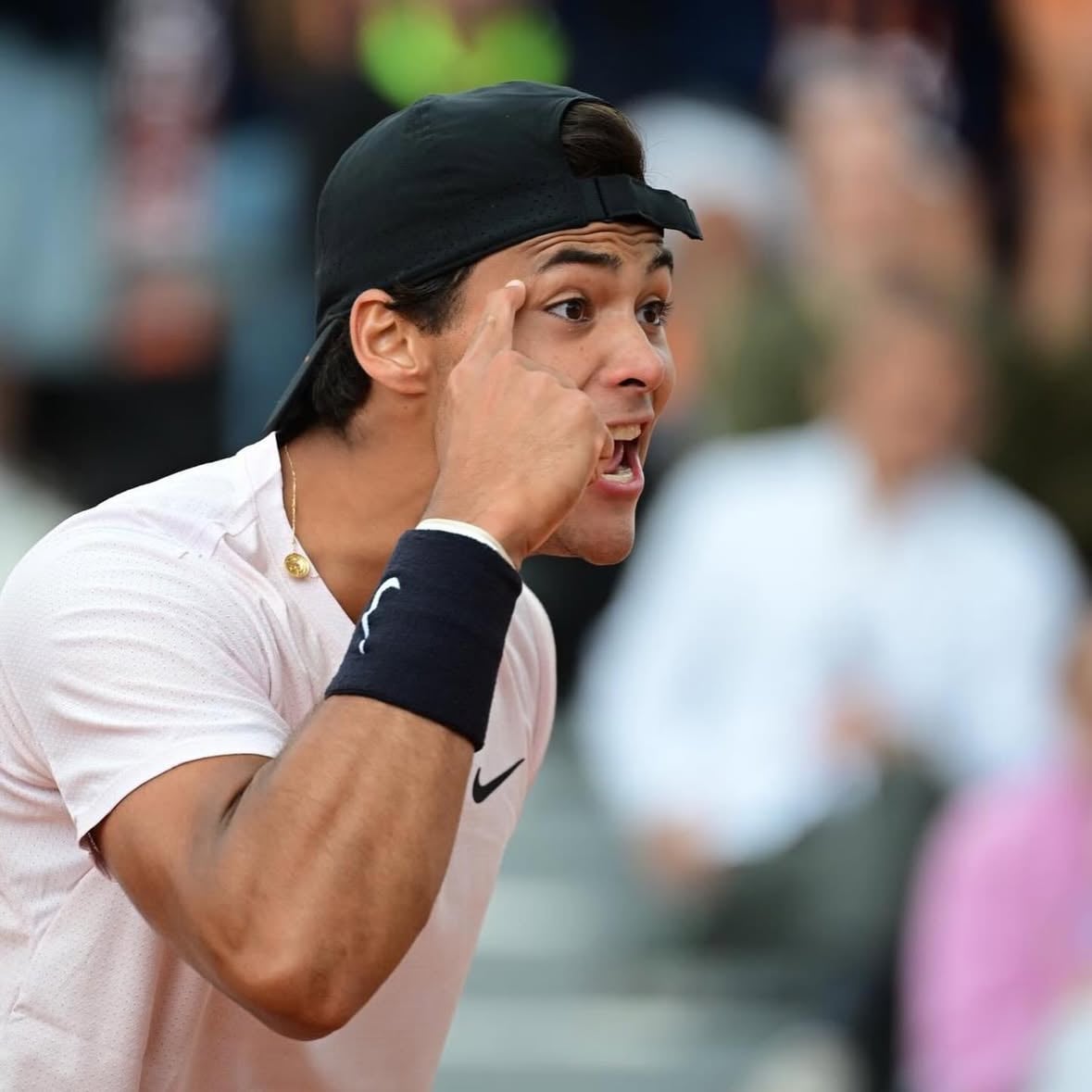 FINAL!!! Super feliz em poder chegar na minha primeira final de Grand Slam!! Queria parabenizar o @leostorck_franca e sua equipe pela incrível semana!! Ainda não acabou, o sonho continua 💪🏼😤🇧🇷
FINAL 🔜⏳
#rolandgarros