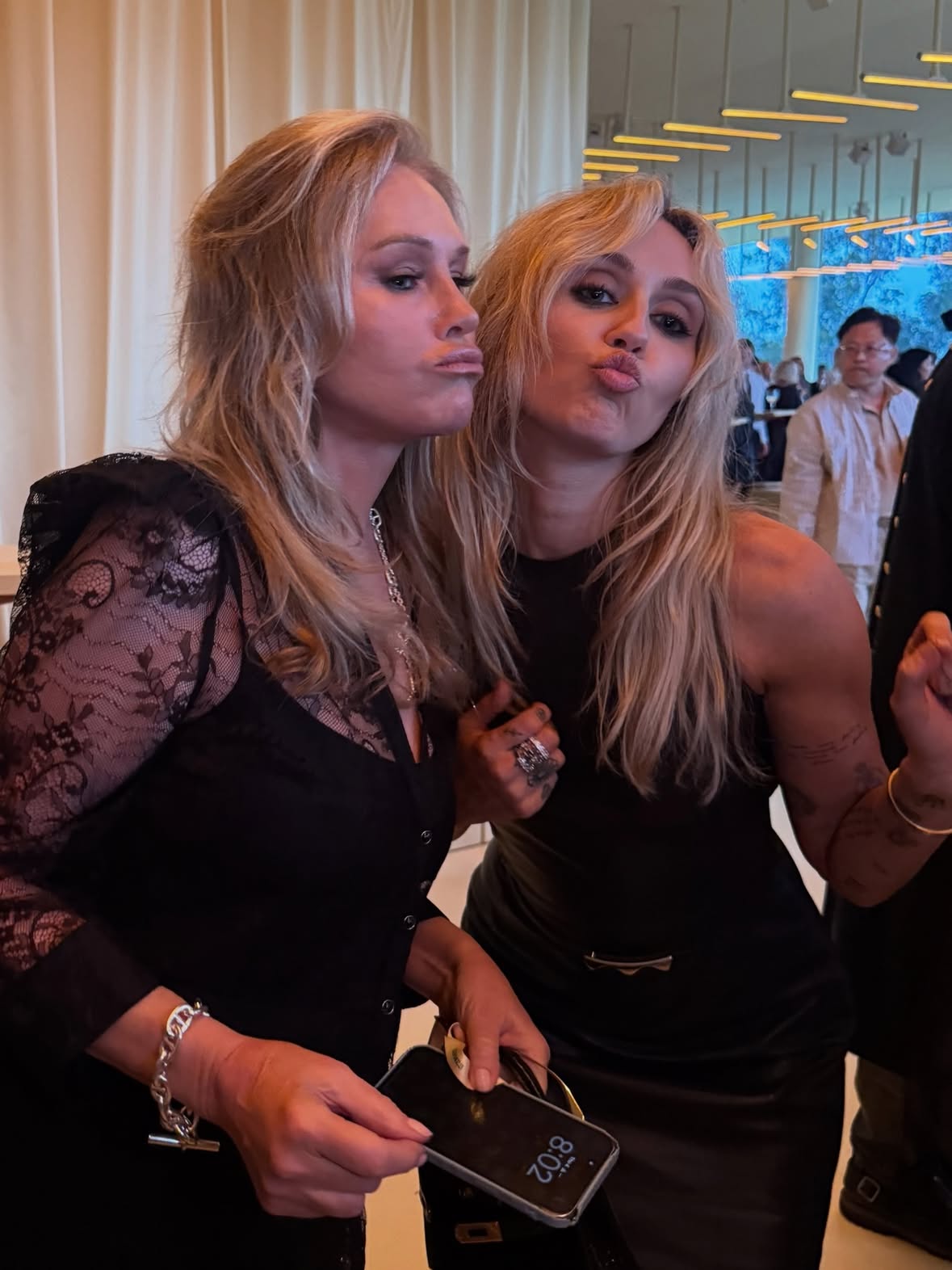 It’s a party in the U.S.A.! @MileyCyrus, @KathyHilton, and former GRAZIA USA cover star Natasha Lyonne (@NLyonne) were among the stars at @Hermès’ fall/winter 2026 show in Los Angeles. Swipe for more. 

📷: @J_Errico 

#GRAZIA #GRAZIAUSA #HermesFemme