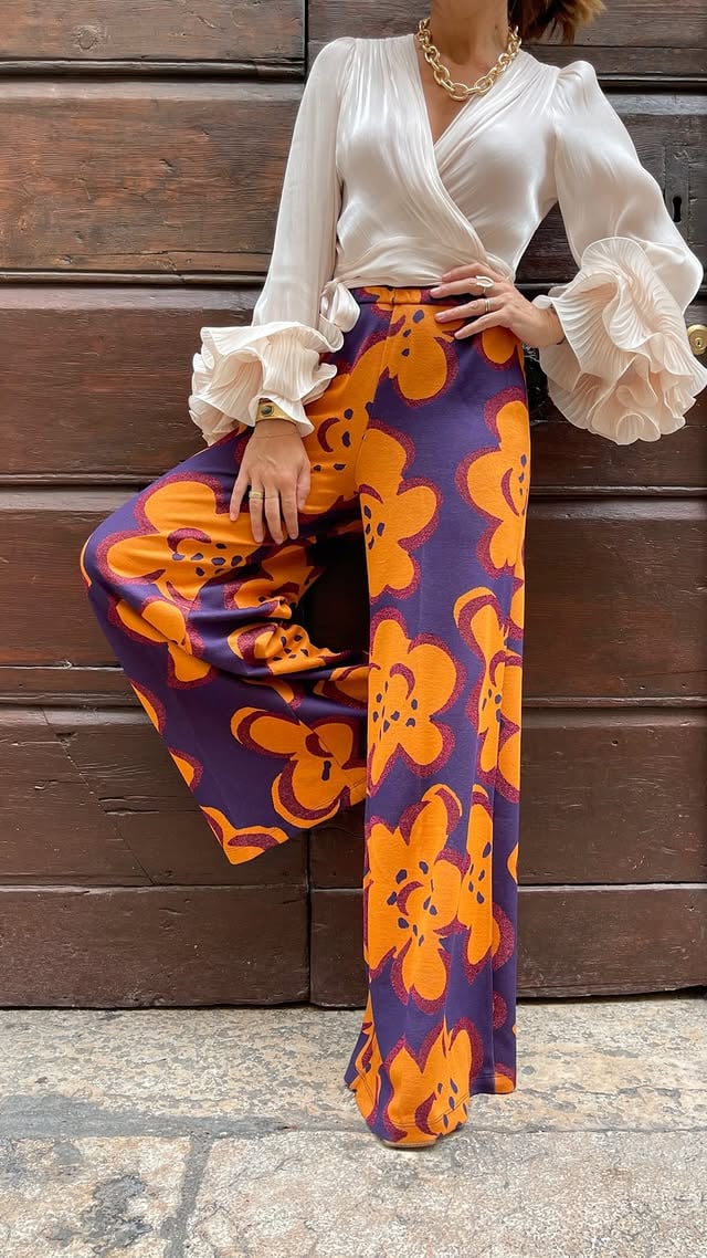 Chi l’avrebbe detto? 💜🧡Un pantalone super colorato con fantasia floreale nei toni dell’arancio e del viola abbinato a una camicia chic e raffinata, con maniche importanti ricche di ruches e un taglio crop incrociato sul davanti.Due capi molto particolari, ognuno con una forte personalità… eppure insieme, secondo me, creano un look davvero favoloso! ✨E voi? Avreste mai pensato di abbinare due pezzi così?Sono curiosissima di sapere cosa ne pensate:❤️ Promosso a pieni voti?🤔 Lo avreste interpretato diversamente?Scrivetemelo nei commenti, voglio leggere tutte le vostre opinioni! ⬇️💬#FashionStyle #OutfitInspiration #FashionReel #ColorfulLook #StyleTips FashionLover OOTD ItalianStyl by @silkpeppershop