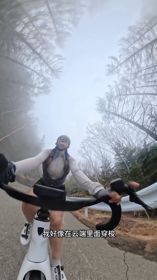 富士山！拿下！老了可以吹一下 我曾经骑车上富士山！25公里 1300elevation 对很多人来说 很容易 但是对于没有信心 没有训练的我 还是不简单 🥲🥲🥲斜坡不会上下cleat的我 （虽然这个trip 第二天发现我的左边👟cleat 坏了）真的很怕跌倒 受伤 年级大了顾虑的事多了所以这次的骑旅真的很不一样 对我来说相对挑战 没有训练 没有吖sean 超级想哭 下次不敢了 下次要好好准备了 谢谢 @boycelee_128 @charlyn1312 @wu_hsiao 没有你们大概没有这个影片 谢谢 @team_quack_cycling &队长 @eng________jo 谢谢队友们！🐥🐥🐥@venutnut @hoonbh @yitex @eecheeng @jerryjc 的照顾🙇🏻‍♀️🙇🏻‍♀️🫶🏻🫶🏻🫶🏻 by @misschailing