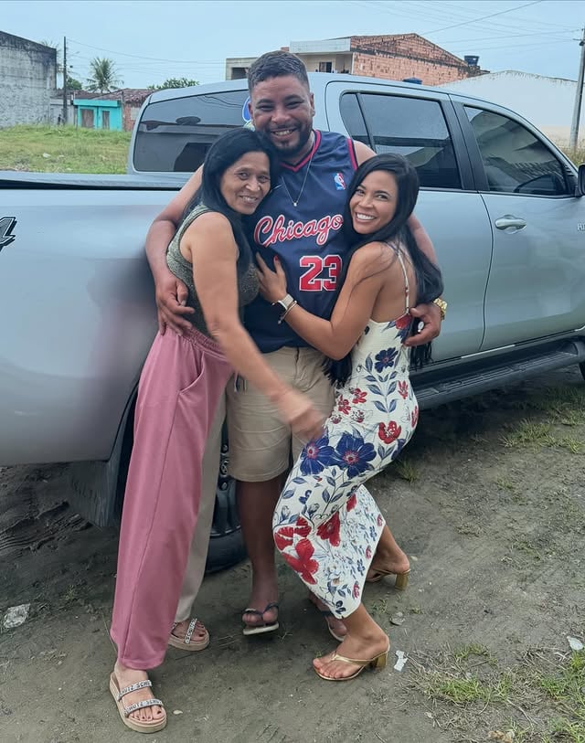 Sabe aquele irmão que te protege de tudo? Aquele que, quando você precisa, basta uma ligação e ele está pronto para ajudar? Que cuida de todos ao seu redor, faz o possível e o impossível pela família e nunca mede esforços para ver quem ama bem?Esse é você. Quero que saiba que também pode contar comigo sempre, para qualquer coisa. Tenho muito orgulho de ser sua irmã e sou grata por ter alguém tão especial na minha vida. Te amo imensamente e desejo que Deus abençoe seus passos todos os dias. by @vanessa_raqueloficiall