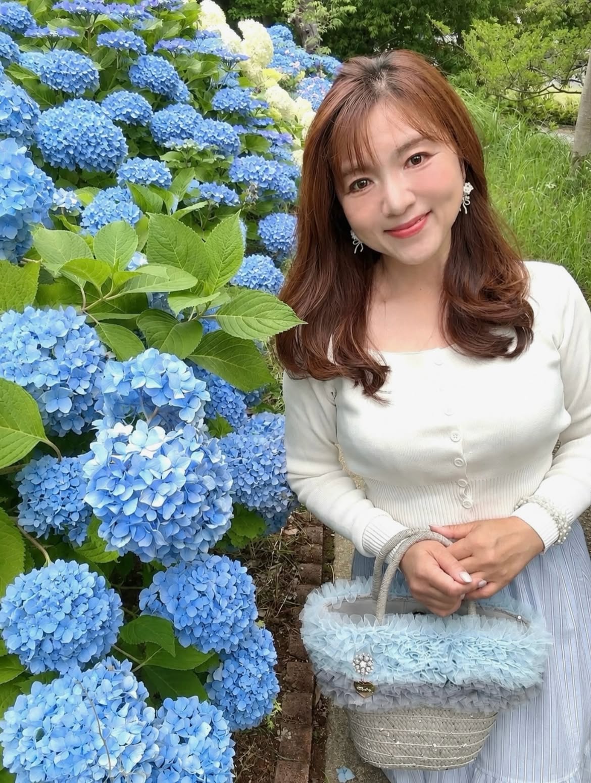 今日は近所の公園へ
紫陽花を見に行ってきました💙

せっかくなら服も紫陽花コーデで😊

バッグは先日典子先生のレッスン @bellefleur_2006 
で作ったチュールバッグ✨
ピアスは、大好きなフォロワーさん
もんちゃんのお店 @mon_ange2016  で購入した
花束のピアス💐

めちゃくちゃかわいいでしょ？
どちらもお気に入り🥰

紫陽花がたくさん咲いて
お迎えしてくれました💙

まだこれから咲きそうな紫陽花もあって、
6月はまだまだ楽しめそうですね🎶

今月は他の素敵な場所にも
紫陽花を見に行く予定が…💙
楽しみです🤭✨

今日も最後まで見てくれてありがとう💕