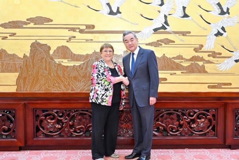[ESP]Hoy me reuní en Beijing con el Ministro de Relaciones Exteriores de China, Wang Yi.Conversamos sobre la importancia de fortalecer el multilateralismo y el papel de las Naciones Unidas frente a los desafíos globales. Coincidimos en la necesidad de una ONU más eficaz, capaz de responder a las necesidades de las personas y contribuir a un mundo más pacífico, inclusivo y sostenible.[ENG]Today I met in Beijing with China’s Foreign Minister, Wang Yi.We discussed the importance of strengthening multilateralism and the role of the United Nations in addressing global challenges. We agreed on the need for a more effective UN, capable of responding to people’s needs and contributing to a more peaceful, inclusive, and sustainable world.[POR]Hoje me reuni em Pequim com o Ministro das Relações Exteriores da China, Wang Yi.Conversamos sobre a importância de fortalecer o multilateralismo e o papel das Nações Unidas diante dos desafios globais. Concordamos sobre a necessidade de uma ONU mais eficaz, capaz de responder às necessidades das pessoas e de contribuir para um mundo mais pacífico, inclusivo e sustentável. by @michellebacheletpdta