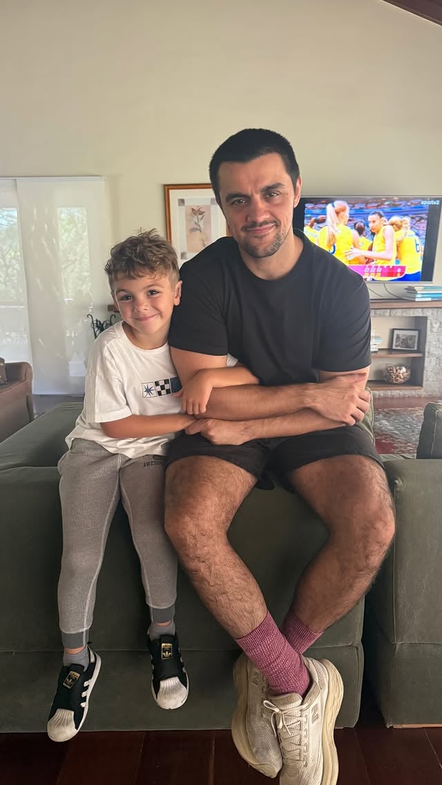 Acordamos cedo aqui na serra. Eu e ele. Ele e eu. E desde os primeiros minutos da manhã, ele me pediu pra jogar bola com ele. Não fomos logo de cara. Estudei um pouco. A grama tava molhada. Tomamos um café. Tava frio la fora. Sentamos pra assistir um pouco de tv enquanto o sol saía de vez… enfim jogamos. Vicente me ensina sobre como devo me achegar ao Eterno. Sem medo. Com alegria. Vivo e presente. Ele declara seu amor por mim sem esperar nada em troca. Ou será que ele declara seu amor por reconhecer o cuidado e o amor que eu tenho por ele? Acho que o Vicente me ensina mais sobre Deus do que eu imagino. by @felipessimas