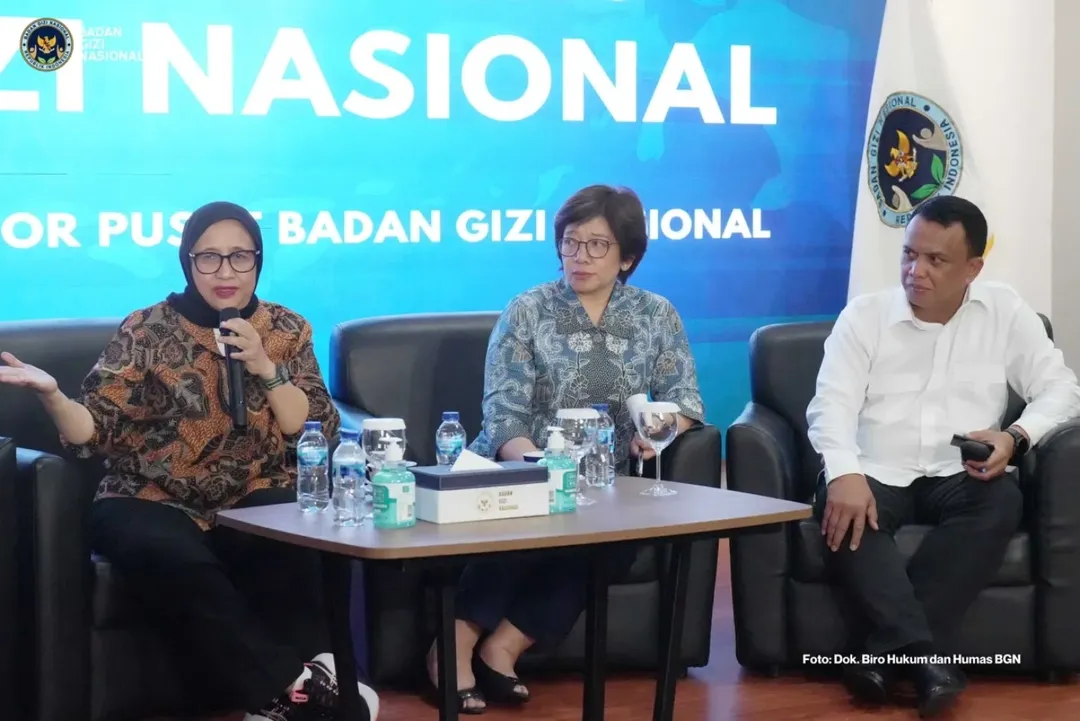 Perkuat Tata Kelola dan Efisiensi Anggaran demi Efektivitas Program Makan Bergizi Gratis

Badan Gizi Nasional (BGN) terus berkomitmen meningkatkan efektivitas pelaksanaan Program Makan Bergizi Gratis (MBG) melalui langkah strategis yang berfokus pada penguatan tata kelola, efisiensi anggaran, penajaman sasaran penerima manfaat, serta optimalisasi sumber daya yang tersedia. Langkah penataan ini diambil guna memastikan program berjalan lebih tepat sasaran, akuntabel, dan berkelanjutan.

Dalam upaya optimalisasi tersebut, BGN melakukan langkah nyata berupa efisiensi anggaran melalui moratorium sementara pembangunan dapur baru. Fokus dialihkan pada optimalisasi operasional dapur yang sudah ada serta penataan sebaran pelayanan agar manfaat program dapat merata hingga ke wilayah Tertinggal, Terdepan, dan Terluar (3T). Pendekatan adaptif di wilayah 3T akan memaksimalkan fasilitas yang tersedia seperti kantin sekolah dan dapur komunitas, sekaligus membuka ruang kolaborasi lintas sektor termasuk program CSR.

Selain efisiensi dan pemerataan layanan, peningkatan kualitas serta penguatan sistem internal menjadi agenda utama dalam proses konsolidasi ini. Melalui standardisasi Satuan Pelayanan Pemenuhan Gizi (SPPG), integrasi data yang valid, serta penajaman intervensi gizi pada kelompok prioritas ibu hamil, ibu menyusui, dan balita (3B), BGN memastikan setiap alokasi anggaran berdampak maksimal demi melahirkan generasi Indonesia yang sehat dan kuat.

#BadanGiziNasionalRI 
#MakanBergiziGratis 
#GenerasiEmas2045
#GiziSehatuntukIndonesia
