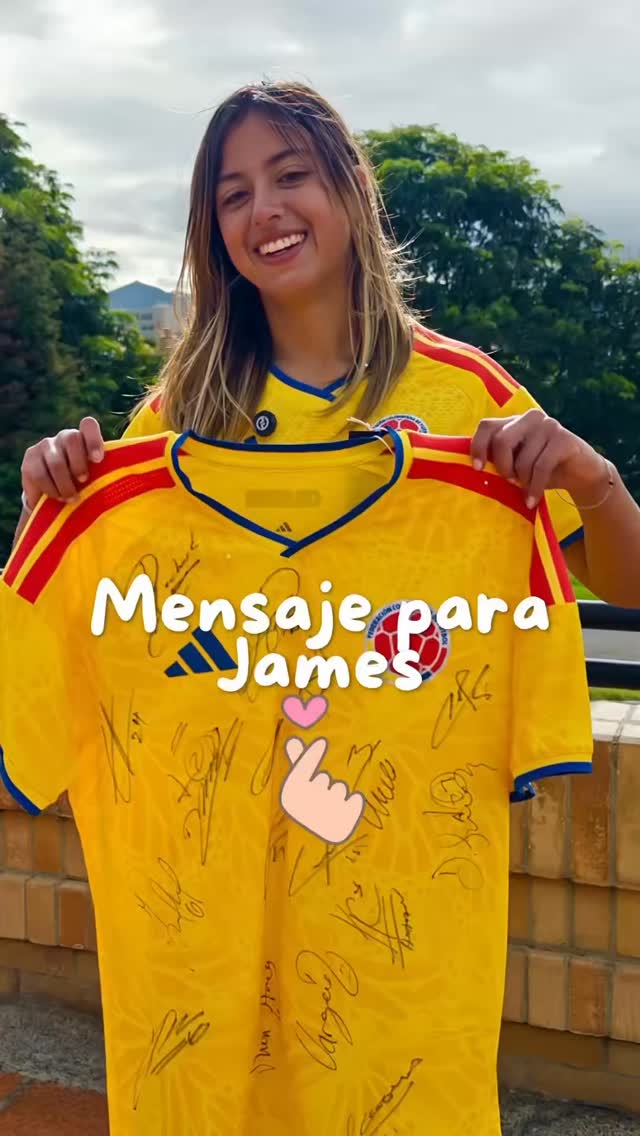 El primer gol que celebré en toda mi vida fue el de James en el Mundial 2014 y uno de mis mejores recuerdos fue a los 6 años cuando lo conocí. ¿Cómo voy a estar triste viendo a la Sele? Sería algo ilógico. Ayer fue un día que guardaré, con alegría, por siempre en mi corazón. A toda Colombia le digo que a nuestra selección hay que apoyarla, en la cancha somos un solo país🇨🇴⚽️