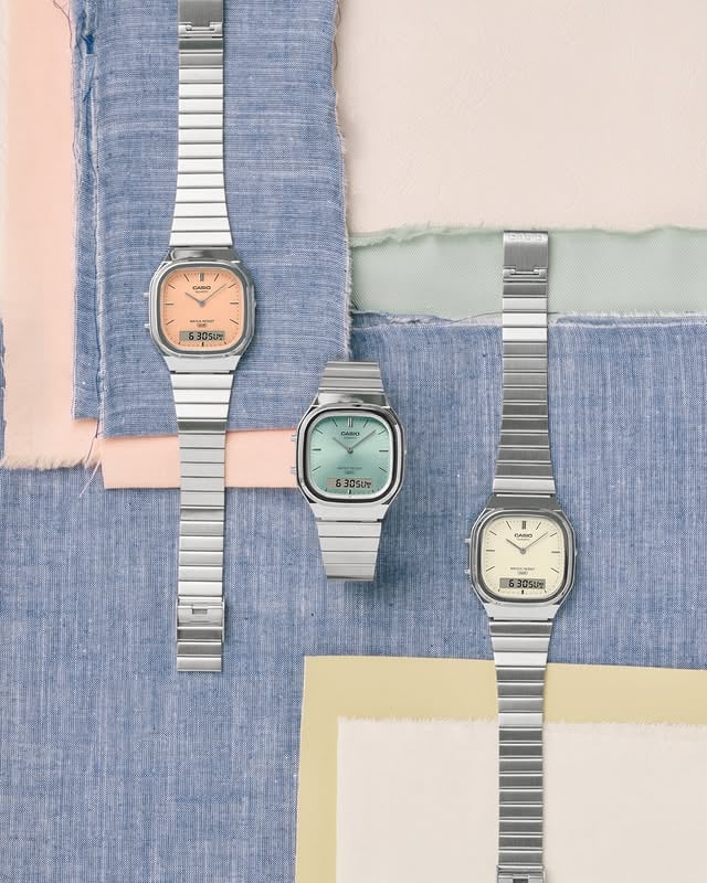 Seri analog-digital AQ-240 kini hadir dengan tiga pilihan baru yang menampilkan warna dial bernuansa hangat untuk memberi sentuhan ekstra pada gaya Anda. Warna salmon pink, light blue yang sejuk, dan off-white yang lembut berpadu sempurna dengan casing silver yang elegan serta desain berlekuk bergaya retro-modern. Dilengkapi fitur tahan air, dual time, stopwatch, alarm, dan berbagai fungsi lainnya, seri AQ-240E kini semakin pas untuk menemani aktivitas sehari-hari Anda.Jam Tangan:AQ-240E-4AAQ-240E-7A2AQ-240E-2A#CASIO #CASIOIndonesia #AQ240E #CASIOVintage #CASIOWatch by @casiostore_id