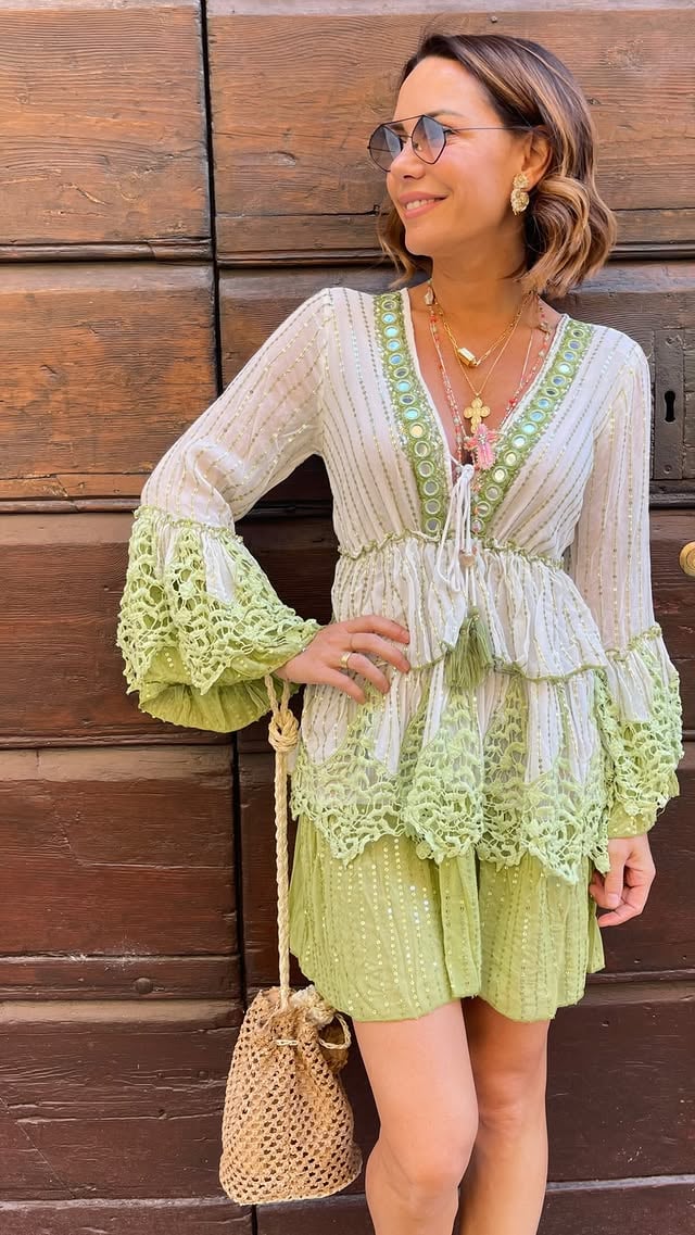 Vi mostriamo i nostri nuovi abitini super estivi ☀️🌈Colori vivaci, specchietti scintillanti, nappine, dettagli unici e tanta voglia d’estate! ✨Sono arrivati i modelli perfetti per accompagnarvi nelle giornate più belle, tra aperitivi, passeggiate al mare e serate sotto le stelle. 💃🌊Quale vi fa battere il cuore? ❤️ Scrivetecelo nei commenti!#NuovaCollezione #AbitiniEstivi #SummerVibes #FashionLovers #ColoriDellEstate BoutiqueStyle LookEstivo ShoppingTim by @silkpeppershop