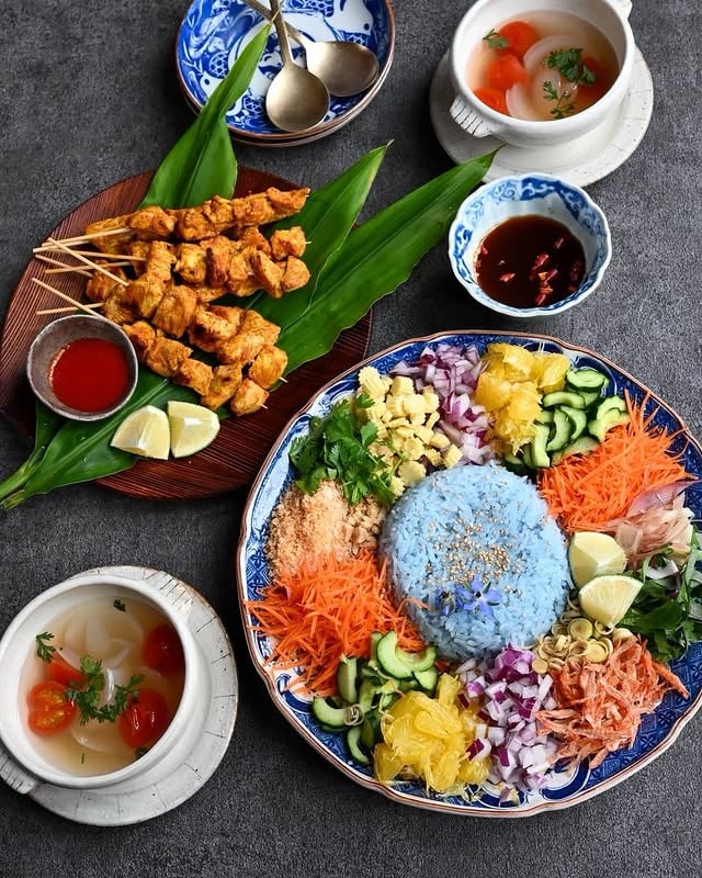【古谷製陶所kitchenからのお知らせ🇹🇭】せいろで作るタイ料理って、なんだかワクワクしませんか？7月6日・7日は、毎回大人気の @ikura888 さんによるせいろ料理教室。今回はタイ料理です。【日時】2026年7月6日（月）2026年7月7日（火）10:30〜14:30【定員】12名【レッスン料】税込7,500円【メニュー】・カオヤム・チキンサテ・トマトと玉ねぎのスープ・イワシの生春巻き（予定）・もう一品（未定）全5品を予定しています。カオヤムやチキンサテなど、暑い季節にぴったりのタイ料理を教えていただきます。せいろならではの美味しさや楽しさを、ぜひ一緒に味わいましょう！【場所】古谷製陶所kitchen滋賀県甲賀市信楽町神山2397【ご予約について】募集は6月7日（日）21:00よりInstagramのDMにて受付開始いたします。ご希望者多数の場合は、DMの表示先着順とさせていただきます。お名前・お電話番号・ご希望日・ご参加人数をご記入のうえご連絡ください。皆さまのご参加を、心よりお待ちしております。 by @hirokazu_furutani