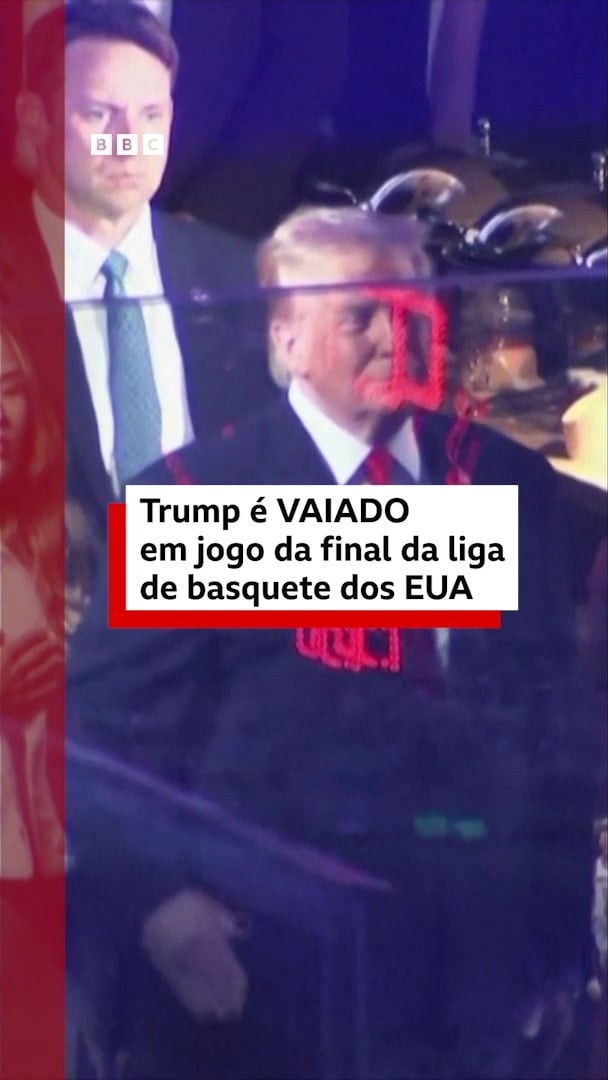 Vaias a Trump 🇺🇸🗣️🏀Donald Trump foi vaiado em um jogo de basquete em Nova York, nos EUA.Ele se tornou o primeiro presidente dos EUA em exercício a assistir às finais da NBA, a liga americana de basquete.As vaias começaram depois que torcedores frustrados esperaram por horas em filas que se estendiam por mais de dois quarteirões do lado de fora do Madison Square Garden, na segunda-feira (8/6).Havia forte esquema de segurança ao redor do local devido à presença do presidente.As vaias irromperam quando uma câmera mostrou Trump nos telões da arena, que fez uma saudação militar enquanto um cantor interpretava o hino nacional.A NBA (Associação Nacional de Basquete, na sigla em inglês) é a principal liga profissional de basquete da América do Norte e é amplamente considerada a principal competição de basquete do mundo.#DonaldTrump #Trump #EstadosUnidos #basquete #NBA #BBCBrasil by @bbcbrasil