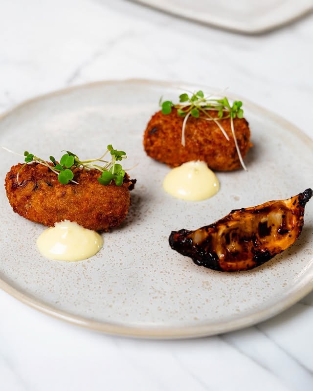 Croqueta de Fraldinha Defumada 🔥Tem petisco que chega na mesa e muda os planos de todo mundo.Por fora, aquela casquinha que faz croc. Por dentro, fraldinha defumada cheia de sabor. É o tipo de pedido que você pega pra experimentar e acaba procurando se ainda sobrou mais uma.📍 R. Jaguaribe, 529 – Santa Cecília – São Paulo. by @xepabr