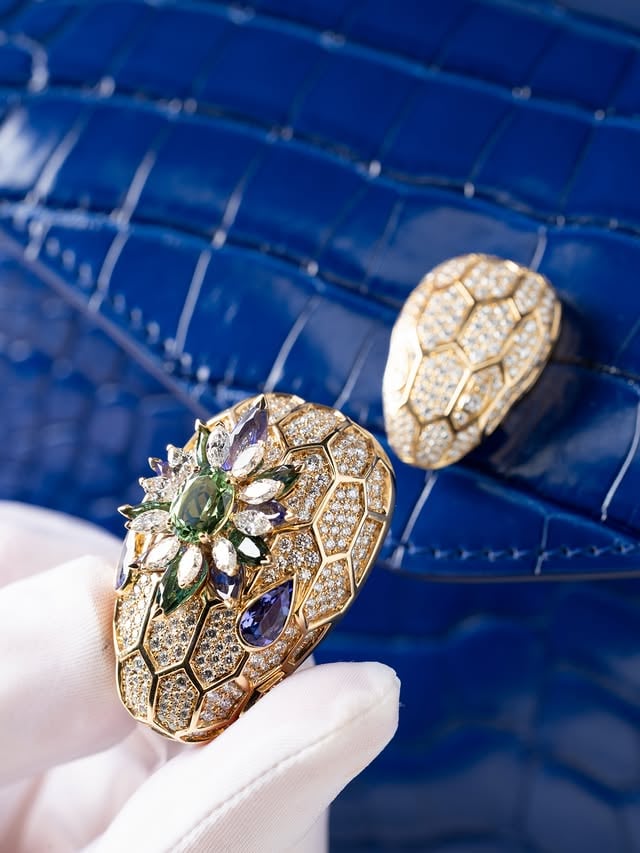 A celebration of boundless creativity, the High Jewelry Eclettica Top Handle bag “Serpenti Genesis” and Divas’ Dream “Edenic Willow” one-of-a-kind High Jewelry bags showcase the transformative spirit of the Bvlgari Eclettica High-End Collection.

#Bvlgari #Eclettica