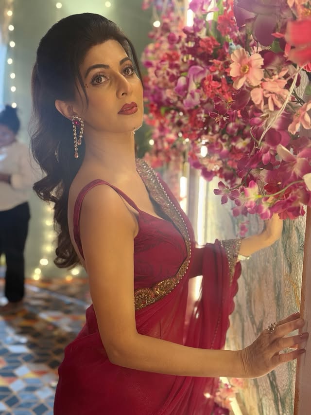 Blooming where the spotlight finds me 🌹🌹
.
.
#instapost
