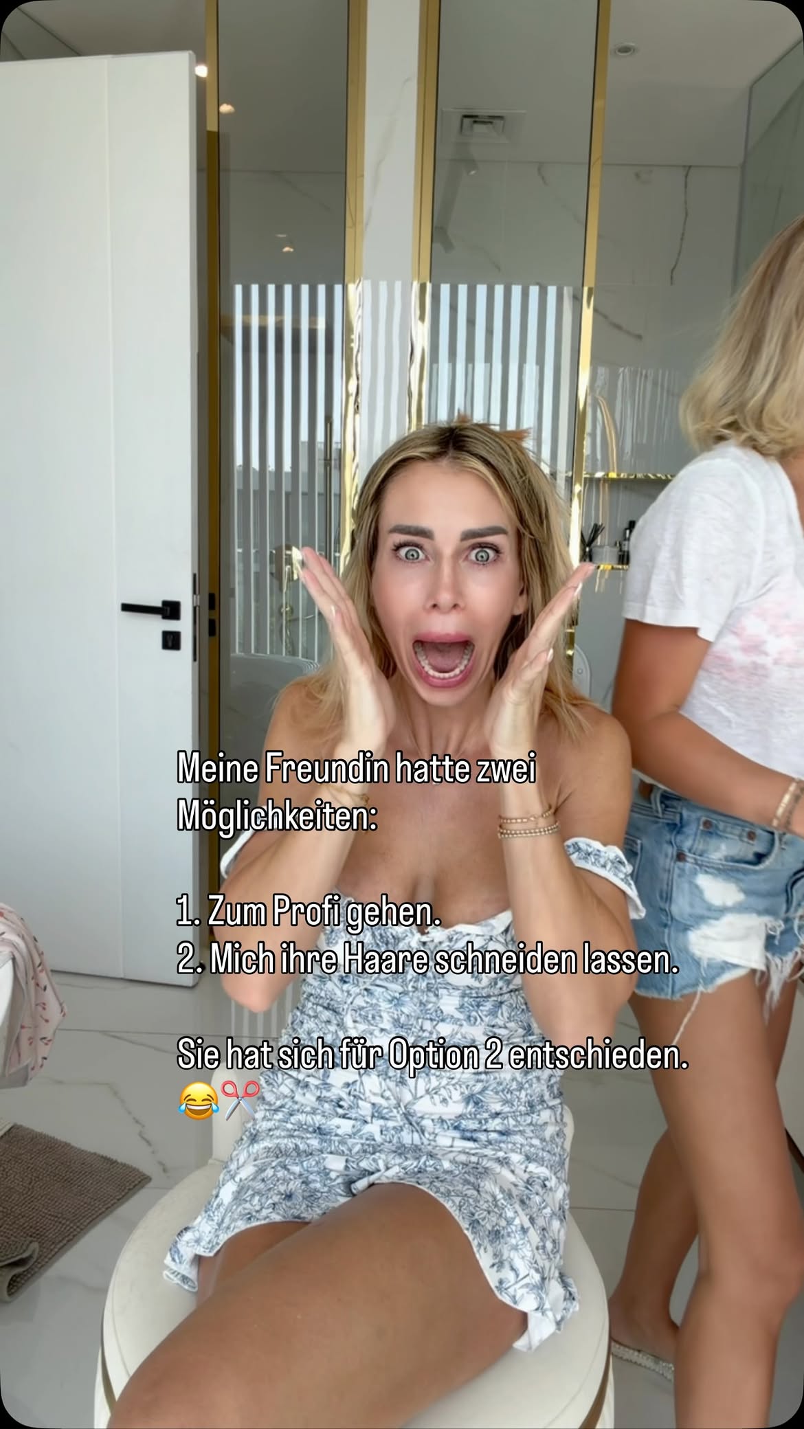 Kleine Randnotiz:

Ina war vor gefühlt 100 Jahren mal Friseurin. ✂️😂

Trotzdem haben wir beschlossen, dass sie heute Alinas Haare schneidet.

Mutig oder leichtsinnig? 👀

Jetzt brauchen wir eure ehrliche Meinung:
Wie ist das Ergebnis geworden?

Und die wichtigste Frage:
Sollte Ina bei Instagram bleiben oder zurück an die Schere? 😂👇