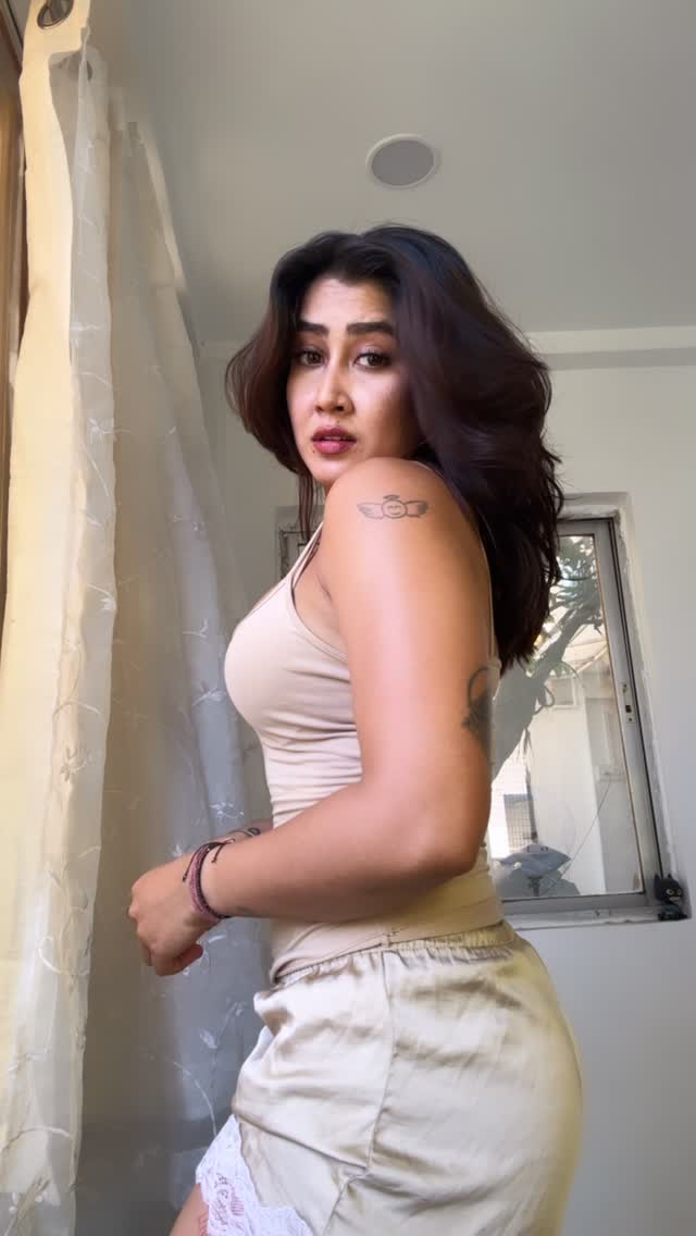 This look 👀 🔥 
#fyp #sofiaansari #explore #viral #beauty