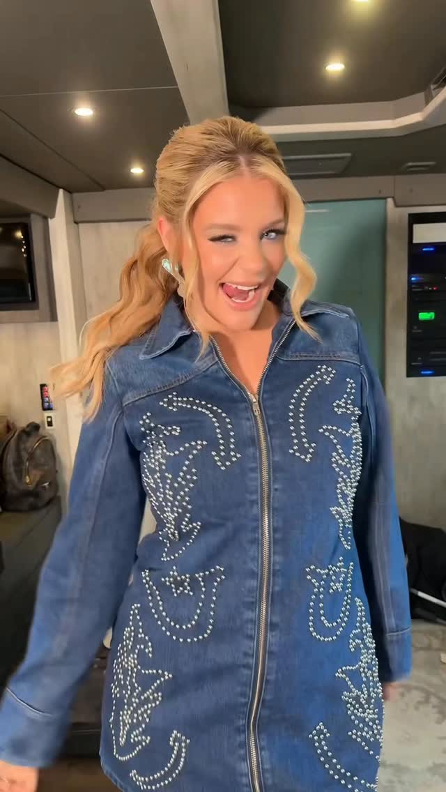 Trying hard to…. Stay cool in Nashville for @cma fest today 🔥 #countrymusic #cmafest #transition by @laurenalaina