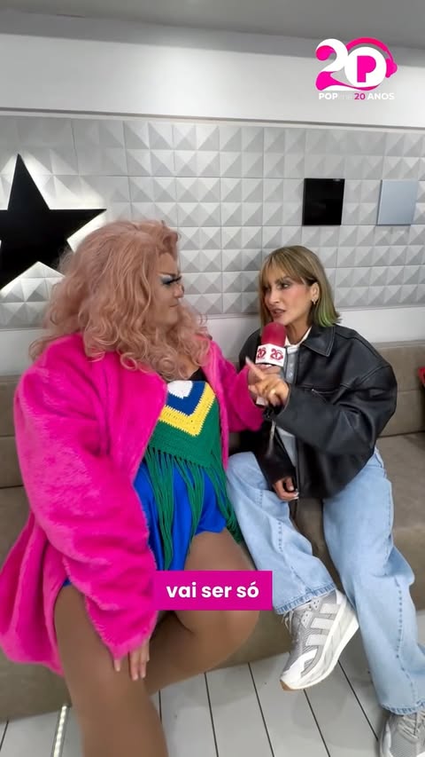 A Bagunceira que a gente ama! Claudia Leitte entregou tudo na Micareta SP e provou por que é uma das maiores forças do axé. Em um papo superdivertido com Karina Karão, a cantora celebrou seu novo álbum “Especiarias” e adiantou o lançamento do ato 4. Nem o frio de São Paulo segurou a energia da diva, que quebrou tudo no palco e já deixou o convite irrecusável para o Bloco Largadinho no Carnaval de Salvador. Diva faz assim!