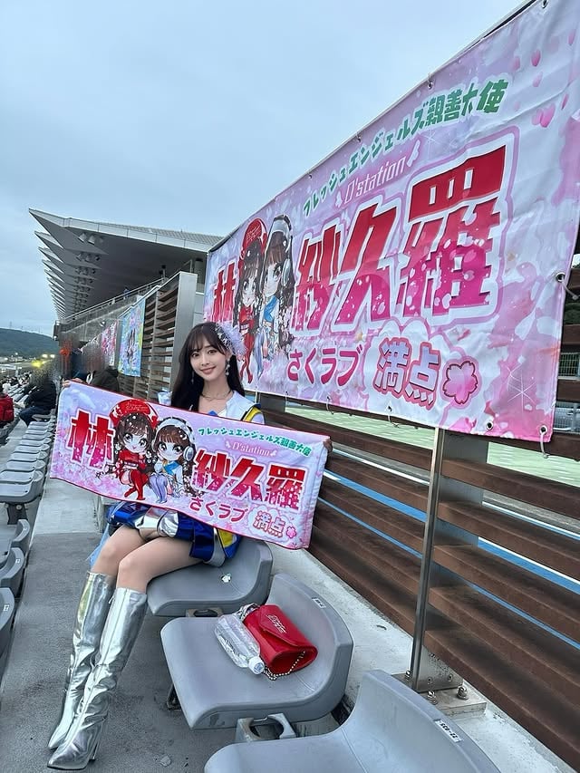 ....S耐富士24時間レースがスタートしましたね✨現在D'station Racingは2台ともにトップを走行中です❤️‍🔥引き続き応援をよろしくお願いします📣ST-Xクラス 777号車 Ferrari 296 GT3 Evo星野敏選手/藤井誠暢選手/金丸ユウ選手/近藤翼選手ST-1クラス 47号車 Porsche 992 GT3 Cup星野辰也選手/浜健二選手/田中哲也選手/樺木大河選手/ジェイク・パーソンズ選手また今日はフレエンCDやラバーバンドをGETしてくれたりライブを盛り上げてくれたり、横断幕タオルを持って来てくれたりと本当にありがとうございました🥺❣️最後はみんなと花火を見ることができて最高でした🎆明日はライブが2回あるのでTO⭐︎RI⭐︎KOのジャンプとかみんなでやろうね🎤🪽D'station Racingのケータリングも美味しくて幸せだったし24時間レースならではのイベントが盛りだくさんで明日も楽しみすぎるっ🥰最後まで一緒に駆け抜けようね🫶🏻🌸🏁... by @sa1210ku