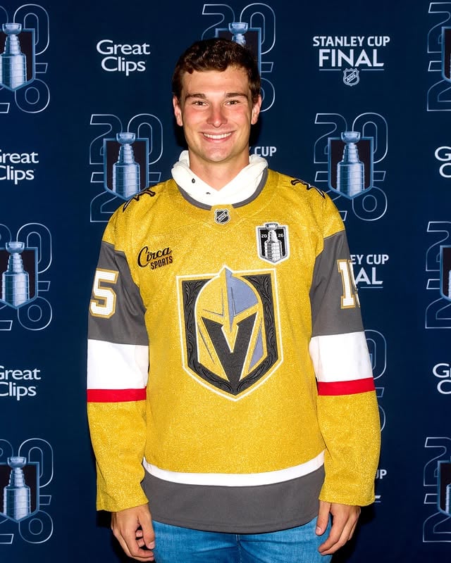 QB IN THE HOUSE 🗣️

@fernandomendoza, selected with the No. 1 pick in the 2026 @nfl draft by the @raiders, is taking in Game 3 of the #StanleyCup Final in Vegas! 

🇺🇸: ABC
🇨🇦: @sportsnet & @tvasports