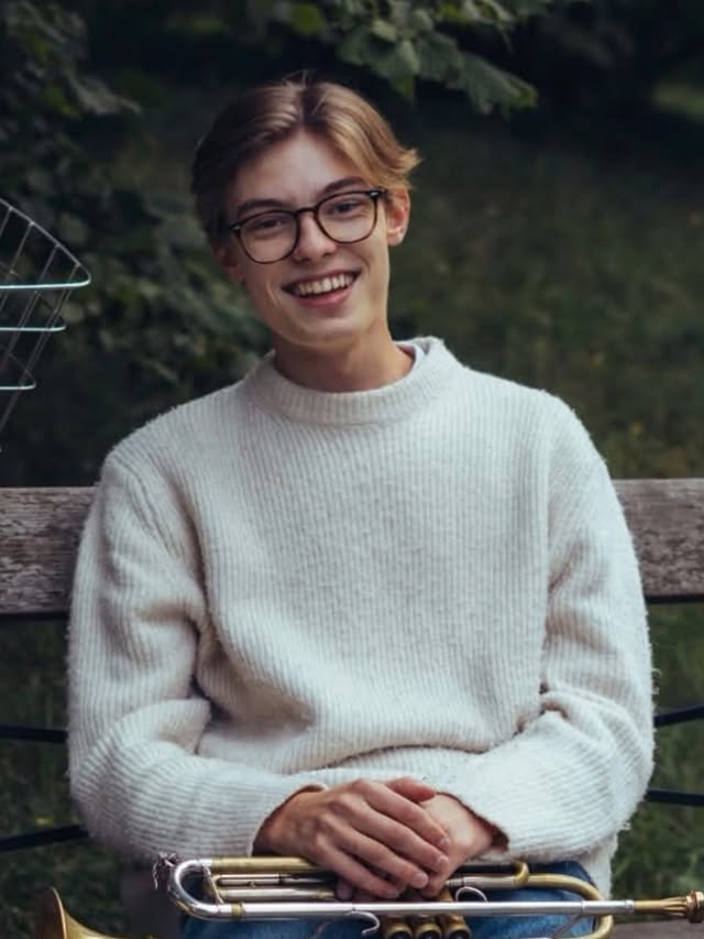Hjälp Samuel (Viggos fina kusin) hitta nånstans och bo i Amsterdam. Han är väluppfostrad och högbegåvad (smartast i släkten) ! Hej! Jag heter Samuel och ska börja studera jazztrumpet på Conservatorium van Amsterdam i höst. Jag är en ordningsam 19-åring från Stockholm som älskar musik och konst och går just nu mitt sista år på Lilla Akademiens Musikgymnasium.Inför terminsstarten den 30 augusti söker jag ett rum i Amsterdam eller i närliggande områden som Haarlem, Leiden, Amstelveen eller Diemen. Jag övar enbart på skolan och är både djur- och rökfri. Ekonomin är stabil genom CSN, sparande och giggande, och planen är att stanna i Amsterdam i fyra år, men jag är helt öppen för både kortare och längre hyresperioder. Jag pratar flytande engelska och är öppen för både delat boende eller eget rum.Alla tips uppskattas verkligen, så hör gärna av er om ni eller någon ni känner vet något som kan vara till hjälp. Det skulle också betyda mycket om ni ville dela inlägget.Ni når mig via DM eller på mejl: samuel@falkner.seTack!😊🎺Hi! My name is Samuel and I’ll be starting my jazz trumpet studies at the Conservatorium van Amsterdam this autumn. I’m a responsible 19 year old from Sweden who loves music and art, and I’m currently finishing my final year at Lilla Akademien’s Music School in Stockholm.Ahead of the term starting on 30 August, I’m looking for a room in Amsterdam or nearby areas such as Haarlem, Leiden, Amstelveen, or Diemen. I only practise at school, and I don’t smoke and don’t have any pets. My finances are stable through student loans, savings, and regular gigs. I plan to stay in Amsterdam for four years during my studies, but I’m completely open to both shorter and longer rental periods. I speak fluent English and I’m happy with either shared housing or a private room.Any tips would be greatly appreciated, so please feel free to get in touch if you or someone you know might be able to offer some advice on navigating the housing situation. It would also mean a lot if you’d be willing to share this post.You can reach me via DM or by email: samuel@falkner.seThank you!🤗 by @mansmoller
