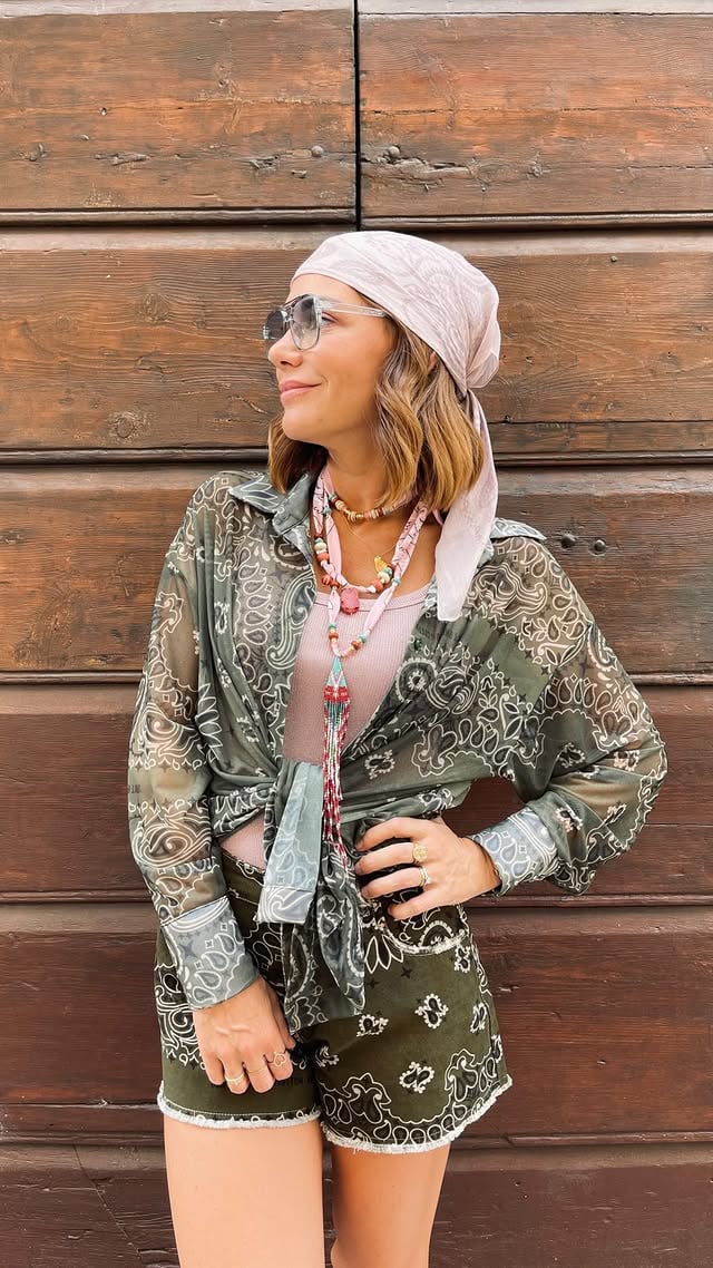 Niente ragazze, oggi indosso un look creato da Valentina e sinceramente… non c’è molto da dire. 😌Nel nostro shop il mood è sempre quello: ci piacciono le cose fighe e quando una cosa ci piace, abbondiamo.Body rosa lurex, short bandana, camicia bandana in stampa mesh e qualche collana bandana giusto per restare in tema. ❤️Forse non l’abbiamo ancora capito abbastanza, ma la bandana continua a essere la vera mania dell’estate. E noi, ovviamente, non abbiamo alcuna intenzione di resisterle.#BandanaMood #SummerMania #PinkLurex #SummerLook #ShopStyle OOTD FashionReel by @silkpeppershop
