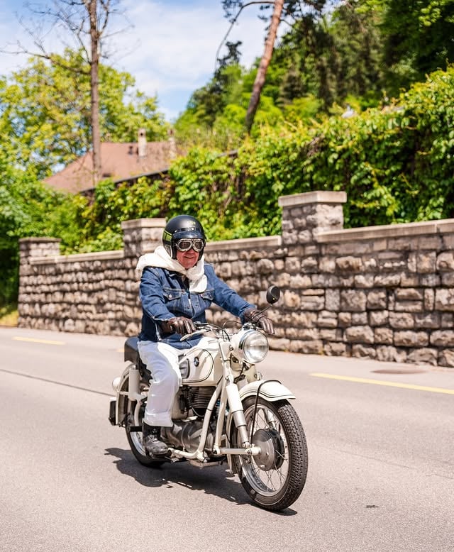 Dapper elegance meets the Swiss breeze as Adrian cruises through Thun on his vintage white steed. Uniting style with purpose, we ride not just for passion, but for a cause that matters.🌎 Switzerland, Thun 📸 2WheelzMedia @gentlemen_thun#gentlemansride #dgr2026 #ridedapper #menshealth by @gentlemansride