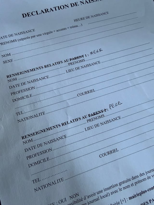 Insupportable.

Comment des institutions peuvent-elles prétendre vouloir lutter contre la dénatalité tout en dévalorisant symboliquement à ce point le rôle du père et de la mère, réduits à n’être que « parent 1 » et « parent 2 » ?

C’est désormais partout, sur tous les documents, administratifs comme hospitaliers !

Je ne suis pas le « parent 2 » : allez-vous faire voir chez plumeau.