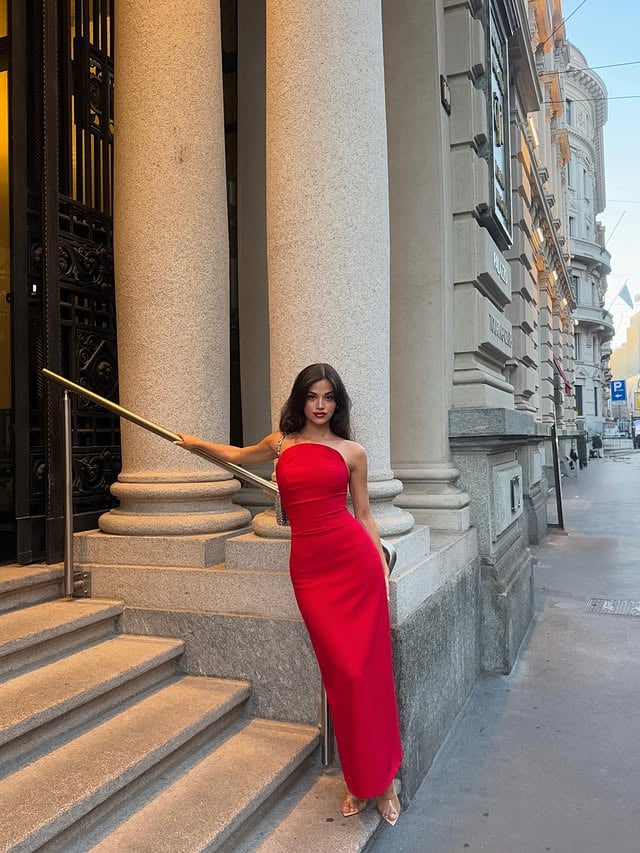 Serving red🌹

#reklam