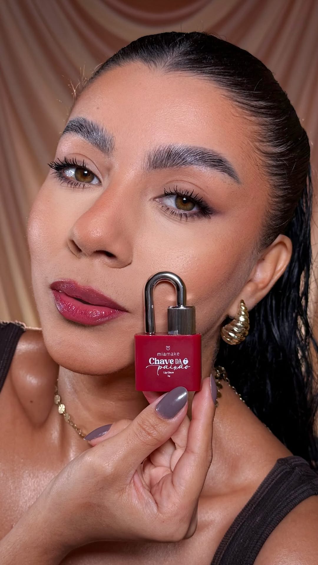 🔐💖 Tem produto que a gente compra pela embalagem... e acaba se apaixonando ainda mais pelo que entrega!

O Chave da Paixão da @miamakeoficial é aquele tipo de lançamento que chama atenção antes mesmo da primeira aplicação. ✨

💋 4 tonalidades apaixonantes
💋 Efeito brilho molhado (glaze)
💋 Corzinha linda nos lábios
💋 Compacto e perfeito para levar na bolsa
💋 Embalagem exclusiva em formato de cadeado

E vamos combinar? Ele é tão lindo que parece até um acessório fashion. 👜✨

Perfeito para quem ama praticidade, brilho labial e produtos de maquiagem criativos que fazem diferença na nécessaire.

Agora me conta: qual dessas cores ganhou o seu coração? 🔑💖

Beijuuu! 💕

Publicidade 
#maquiagem #gloss #lipglaze #boca #liptint