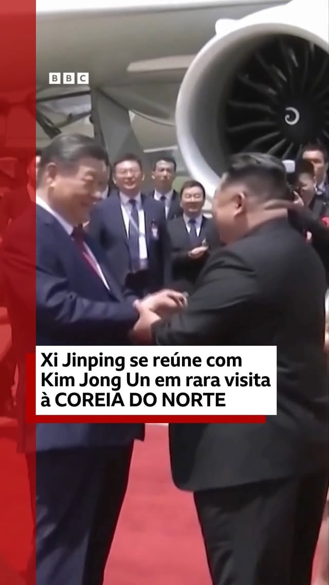 Xi Jinping se reúne com Kim Jong Un em rara visita à Coreia do Norte O líder chinês Xi Jinping chegou à Coreia do Norte, onde foi recebido por Kim Jong Un, em sua primeira visita oficial ao país desde 2019.A visita de Xi ocorre após encontros separados em Pequim com o presidente dos Estados Unidos, Donald Trump, e o presidente da Rússia, Vladimir Putin.A China continua sendo o parceiro econômico mais importante da Coreia do Norte. Mas fontes diplomáticas disseram à BBC que Pequim tem se mostrado cada vez mais preocupada com o fortalecimento dos laços entre Pyongyang e Moscou.Veja cenas do encontro no vídeo.#BBCBrasil #china #coreiadonorte #xijinping #kimjongun by @bbcbrasil