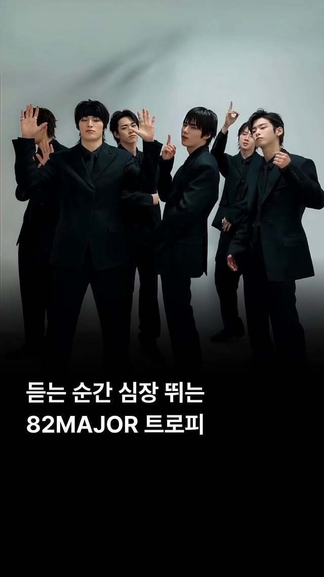 82MAJOR(82메이저)는 2023년 10월 11일에 데뷔한 그레이트엠 엔터테인먼트 소속의 6인조 다국적 보이그룹입니다.그룹은 윤예찬, 김도균, 남성모, 박석준, 황성빈, 조성일등 6명의 멤버로 구성되어 있습니다.’트로피 (TROPHY)‘는 2025년 10월 30일에 발매된 미니 4집 〈Trophy〉의 타이틀곡입니다.이 곡은 끊임없는 경쟁과 세상의 시선 속에서도 자신만의길을 묵묵히 걸어가며, 끝내 ’트로피‘라는 상징을 쟁취하겠다는 강렬한 승리 선언을 주제로 담고 있습니다.곡은 중독적인 베이스가 중심인 테크하우스 성향의 댄스 힙합 트랙으로, 곡 전반에 흐르는 강렬한 베이스라인과82MAJOR만의 파워풀하고 자신감 넘치는 에너지가 어우러져 리스너들에게 강한 인상을 남깁니다. 작사·작곡·편곡에는IOAH(아이오아)와 박예찬이 참여하여 곡의 완성도를한층 더 높였습니다.현재 82MAJOR는 독보적인 음악적 색깔을 구축하며 차세대 K-POP 주역으로 급부상하고 있습니다. 미니 4집 활동을 통해 보여준 음악적 성취는 이들이 단순한 신인을 넘어대중에게 확실한 존재감을 각인시키는 계기가 되었으며,탄탄한 라이브 실력과 화려한 퍼포먼스를 무기로 활발한 방송 및 온·오프라인 활동을 이어가고 있습니다.🎧 82MAJOR - 트로피 (TROPHY)..#82MAJOR #82메이저 #TROPHY #트로피 #KPOP by @29song__