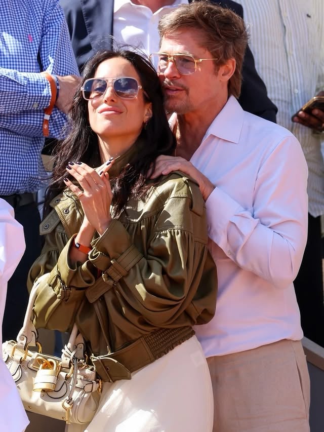 Sitting courtside at the women’s finals of the French Open, Brad Pitt and Ines de Ramon served up easy, breezy, summer date style. Watching the exhilarating match at the Philippe-Chatrier court, the couple looked cozy in their coordinating neutrals. See more and get all of the details on their looks at the link in bio.