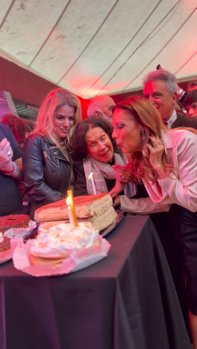 Feliz cumple para mi!!!!! Gracias gracias por este día tan lindo! Por estos 60 años vividos con todo tipo de momentos que me trajeron a este presente maravilloso 
❤️❤️❤️❤️
GRACIAS!! 🙏