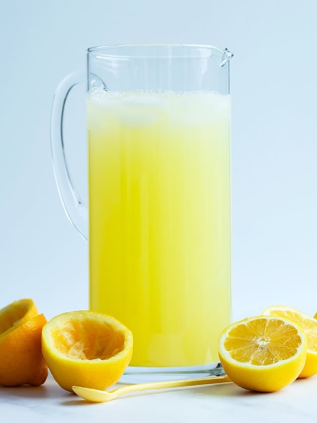 When life gives you lemons, make a pitcher to share with friends. 🍋Bright, tart, cold, and exactly what a warm day calls for. This version keeps things simple with fresh lemons and a touch of maple syrup for sweetness.Fresh, simple, and made with real ingredients.Save this for your next backyard hang, picnic, or hot afternoon.Classic LemonadeMakes: 5 cupsIngredients:6 lemons, peeled3 cups water4 tablespoons maple syrup by @namawell