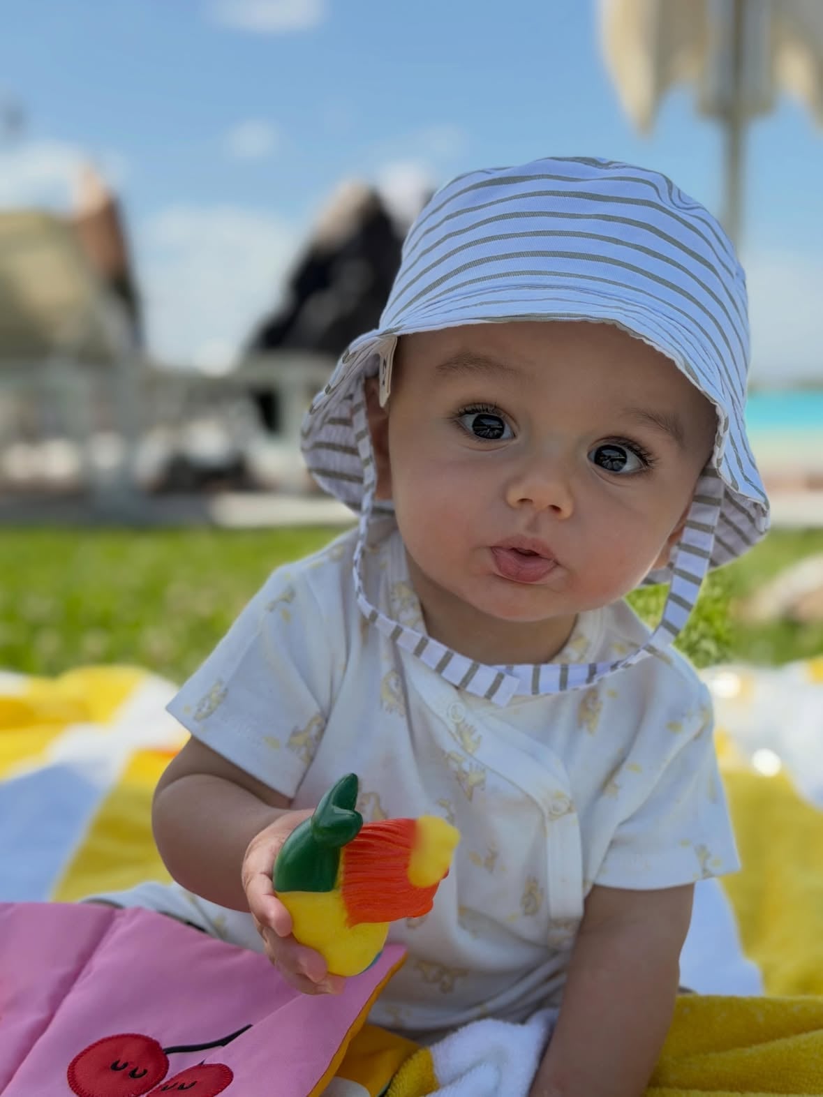 Há momentos em que o mais importante é abrandar, estar presente e criar memórias felizes em família. 🤍

Entre mergulhos na piscina interior e exterior, conversas sem pressa e refeições deliciosas, encontrámos exatamente isso: tempo de qualidade juntos.

E o mais incrível? Estávamos a apenas 40 minutos de Lisboa. Parece impossível, mas basta atravessar a ponte para o relógio abrandar. Do outro lado, em Alcochete, existe uma paz difícil de explicar e ainda mais difícil de encontrar no dia a dia.

Às vezes, não é preciso ir longe para nos sentirmos verdadeiramente de férias. ✨

@praiadosal @omaggio.praiadosal