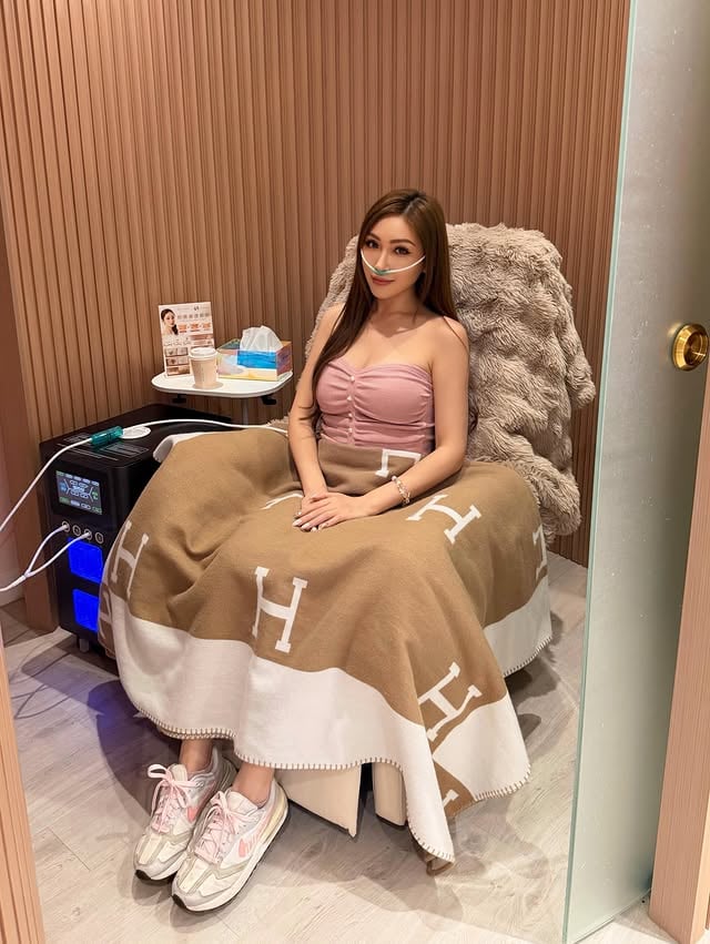 吸氫機靜坐30分鍾就可以扮靚靚👸🏼～✅強效抗氧化、抗糖🍬清除自由基，延緩皮膚老化，改善暗沈、黃氣✅提亮膚色、去暗沈✨熬夜臉、蠟黃臉，做完明顯透亮✅淡化細紋、緊致💆‍♀️減少乾紋、細紋，皮膚更細膩有彈性✅抗炎退紅、修復敏感肌🧴改善泛紅、敏感、痘痘反復、醫美後修復✅改善睡眠=變相美容😴睡好→內分泌穩→不長痘、不暗沈、不掉髮✅加速代謝、排水腫💧臉腫、眼腫、易水腫體質很適合頭10份fans可贈送*吸氫時光機體驗一次*💕6月giveaway活動(價值$1280-30mins)@next.step.medical #吸氫機 by @elena1201