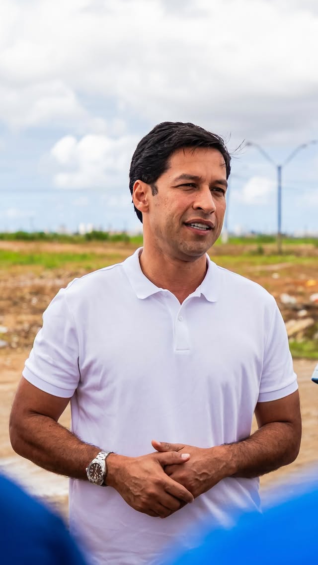 Fiz questão de acompanhar de perto o primeiro dia da preparação do terreno onde será construída a nova Policlínica de Maceió, um investimento que vai fortalecer nossa rede de saúde e melhorar a vida de milhares de maceioenses. 

Essa é uma obra que vai beneficiar não apenas a parte alta da cidade, mas toda a nossa região de saúde. 

Seguirei trabalhando para oferecer consultas especializadas, exames e procedimentos que vão ajudar a reduzir filas, diminuir o tempo de espera e garantir mais dignidade para quem precisa do SUS 🩵.

#maceió #rodrigotáemtodolugar #maceióavança #rodrigoprefeito