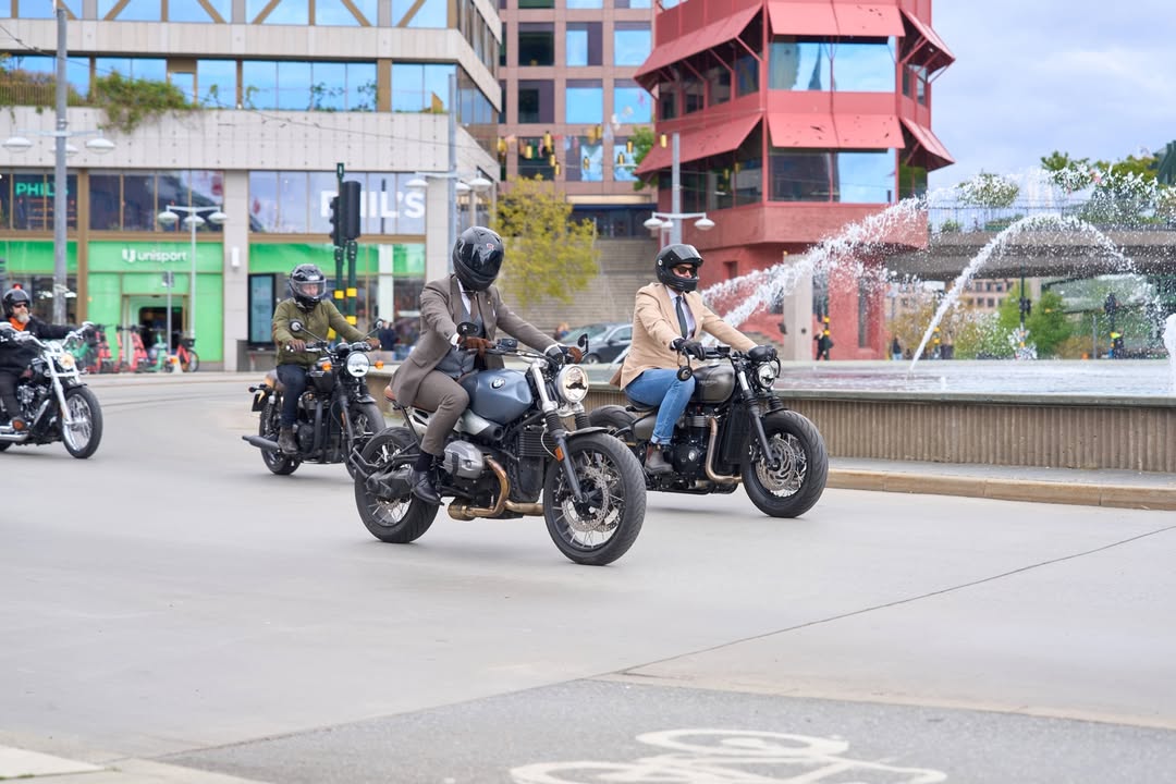 Amidst the modern cityscape of Stockholm, timeless style meets noble purpose. Riders in classic suits and vintage bikes show that when tradition meets modernity, impact is made. 🌎 Sweden, Stockholm 📸 Stefan Johansson recessphoto#gentlemansride #dgr2026 #ridedapper #menshealth by @gentlemansride
